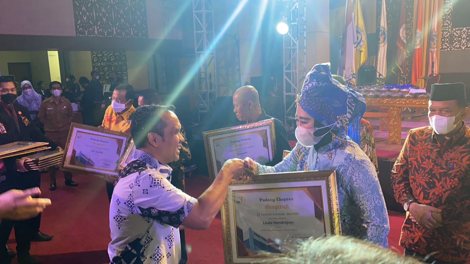 Politisi NasDem Raih Penghargaan Politisi yang Berpihak Ke Rakyat Miskin di Sumbar 