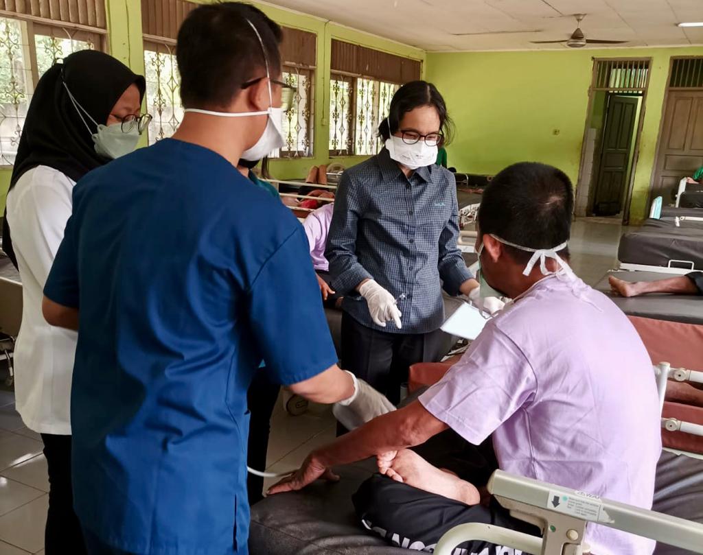 Tim medis Klinik The IndRa memberi pelayanan kepada ODGJ di Panti Sosial Bina Insan Bangun Daya 2, Jakarta Timur.
