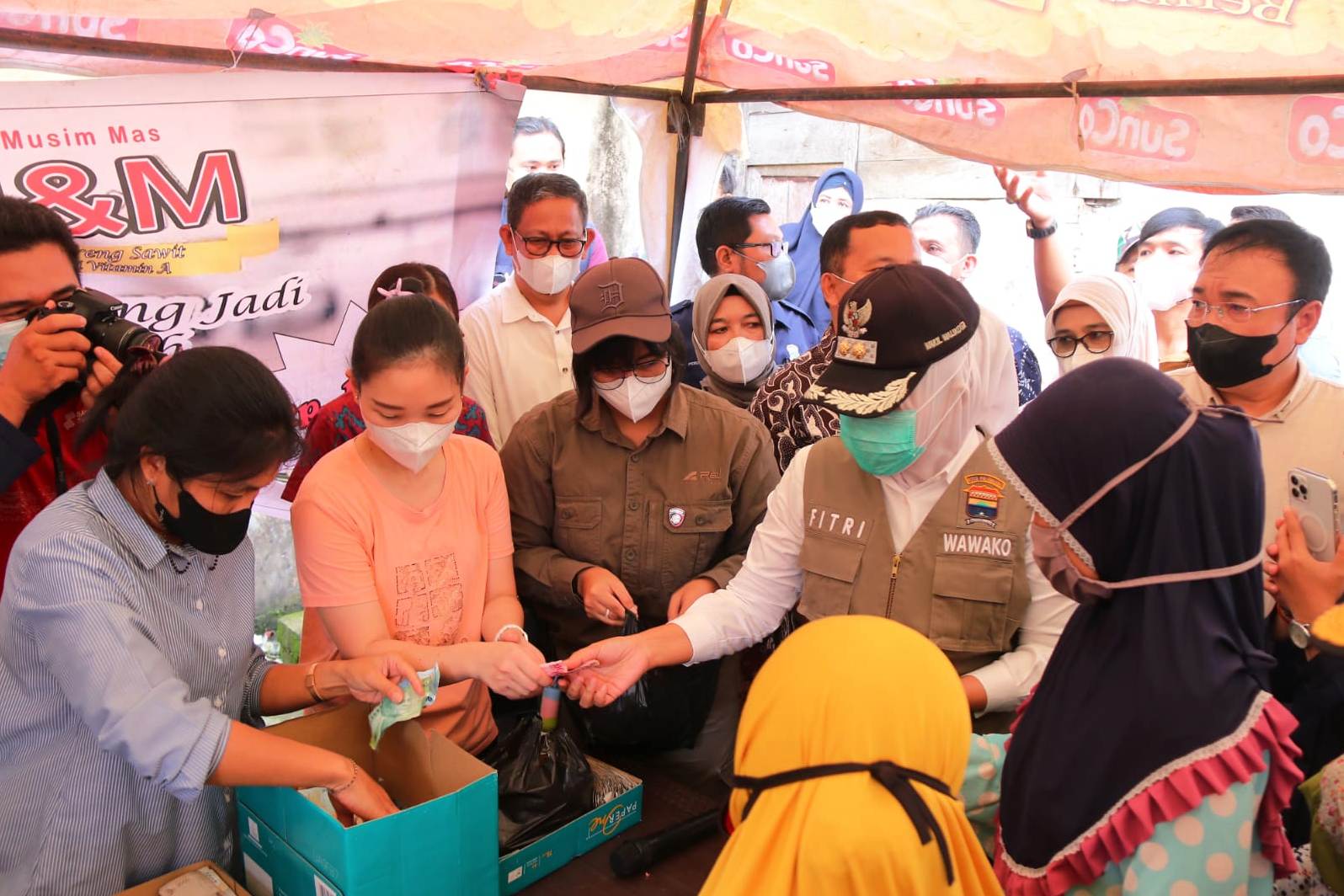 Rela Antre Sejak Pagi Demi Dua Liter Minyak Goreng