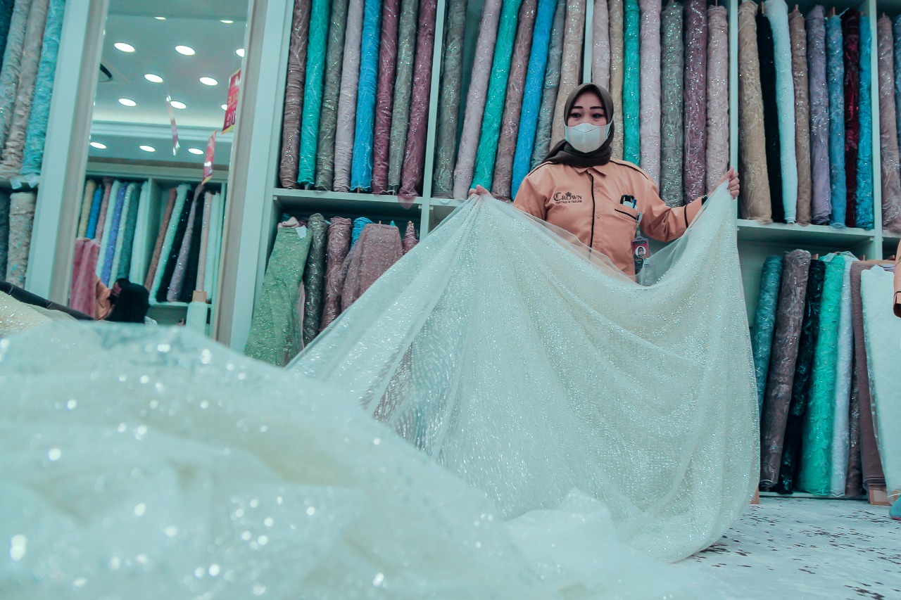 Produk tekstil yang dijual Crown Textile and Tailor