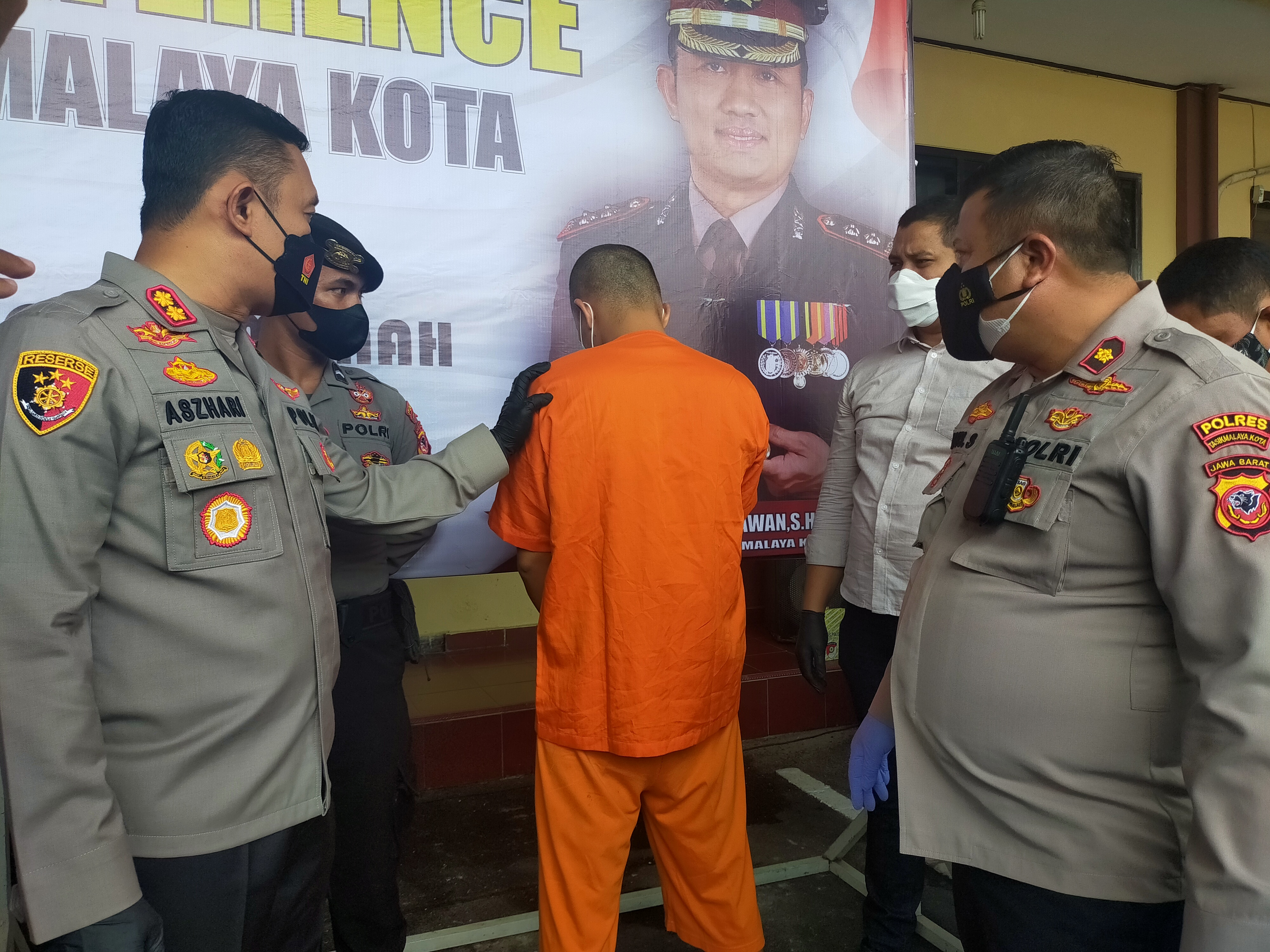 Kapolres Tasikmalaya Kota, AKPB Aszhari Kurniawan memperlihatkanbarang bukti yang dilakukan oleh Polisi gadungan berinisial SWG alias ArisSe