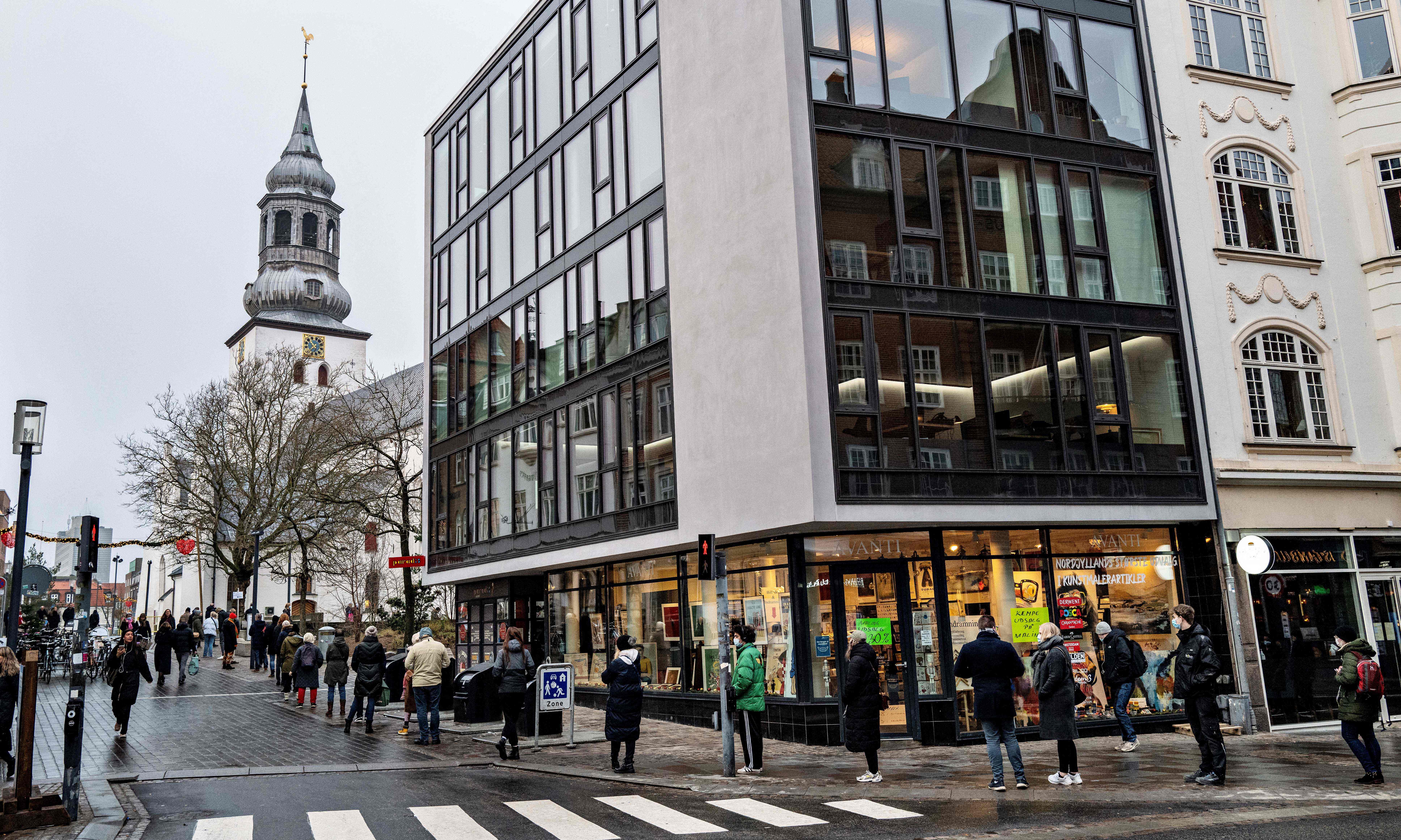 Warga Denmark mengantre untuk tes PCR setelah ditemukan kasus Covid-19 seusai pembatasan aktivitas warga dilongarkan.