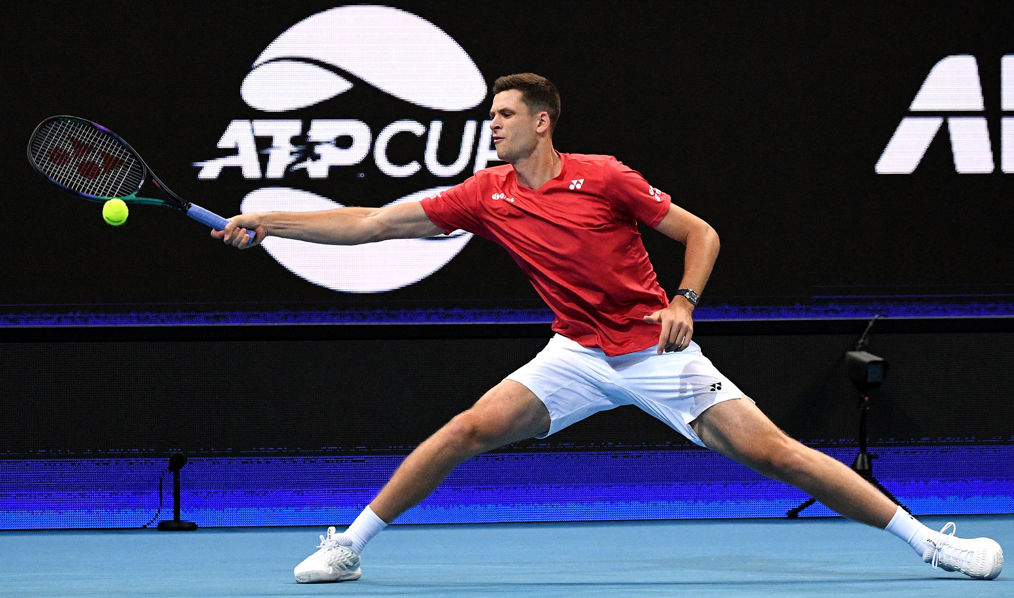 Aksi petenis Polandia Hubert Hurkacz pada laga turnamen Piala ATP 2022 di Sydney, Australia. 