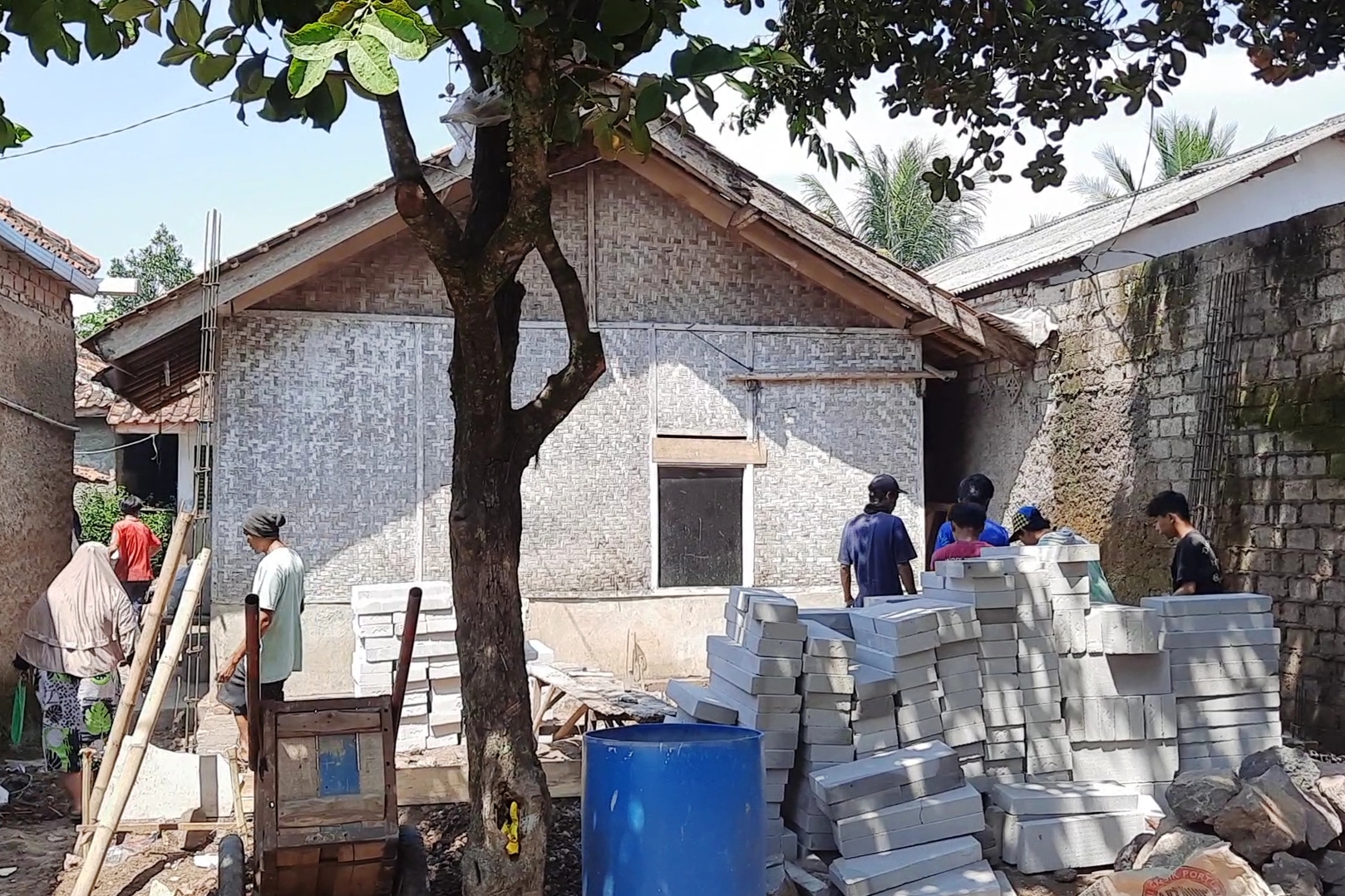 Sejumlah warga bergotong royong memperbaiki rumah tidak layak huni di Desa Sukamulya Kecamatan Karangtengah Kabupaten Cianjur, Jawa Barat, 