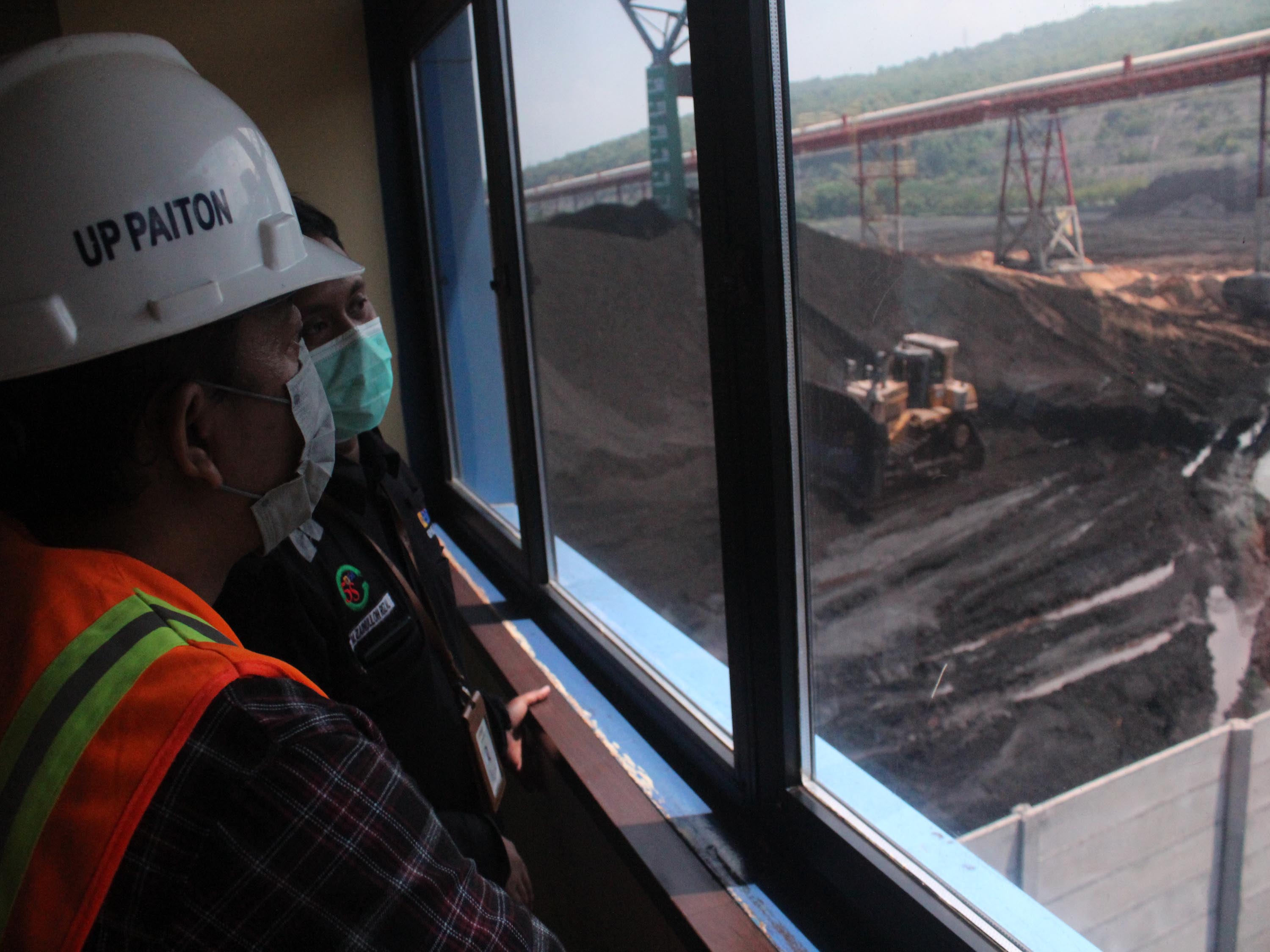 Petugas sedang mencampur batu bara dan serbuk kayu dalam program cofiring untuk bahan bakar PLTU Paiton, Probolinggo, Jawa Timur.