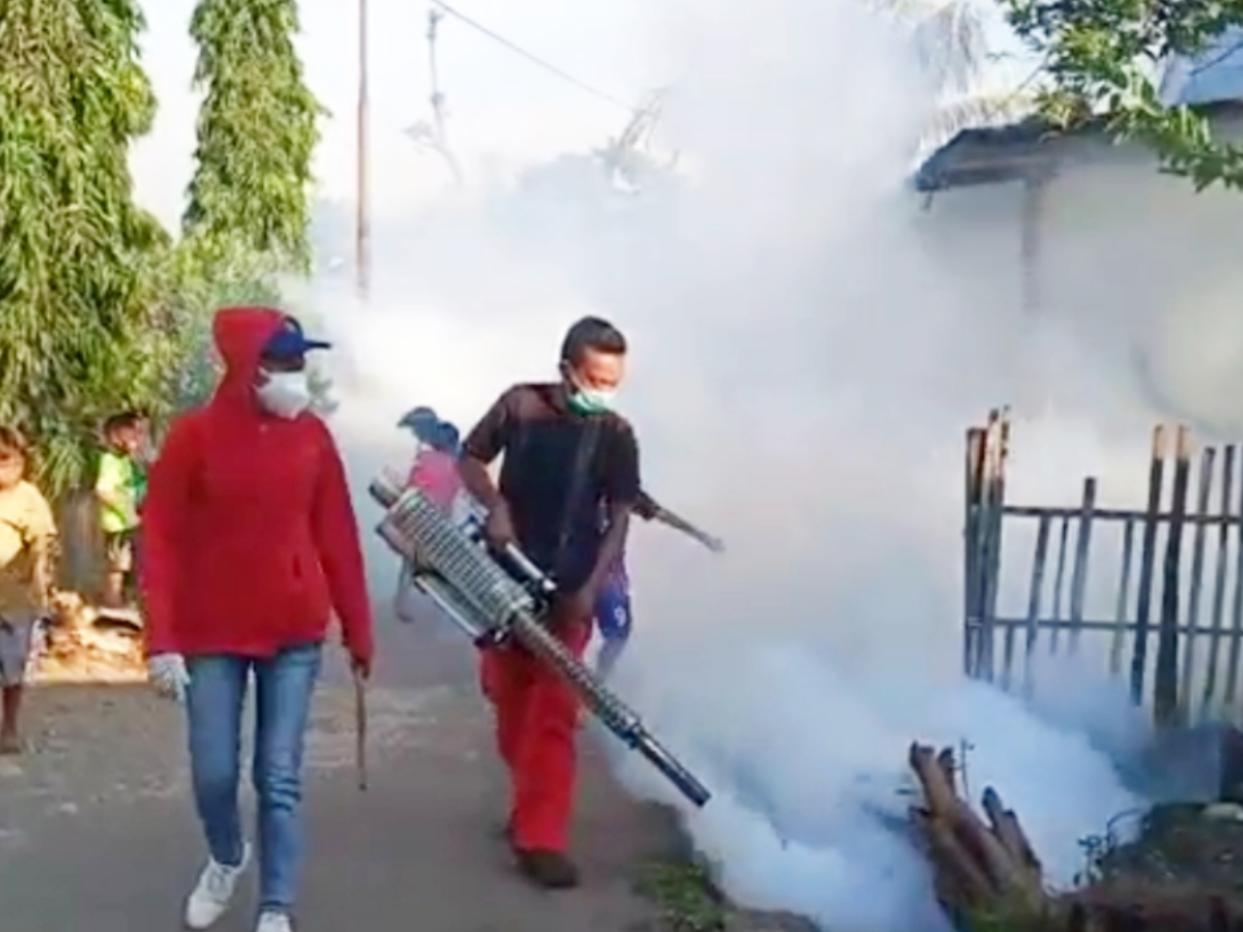 Petugas Dinas Kesehatan Sikka melakukan fogging untuk membunuh nyamuk dewasa yang menularkan DBD.