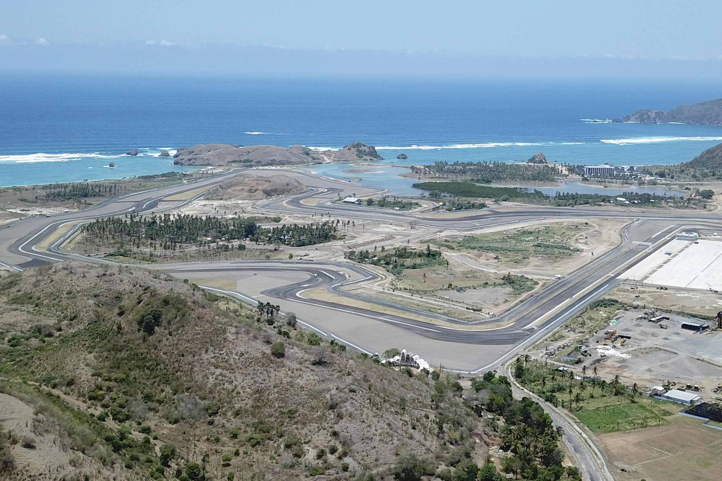 Foto udara bentuk lintasan Pertamina Mandalika International Street Circuit di KEK Mandalika, Praya, Lombok Tengah, NTB