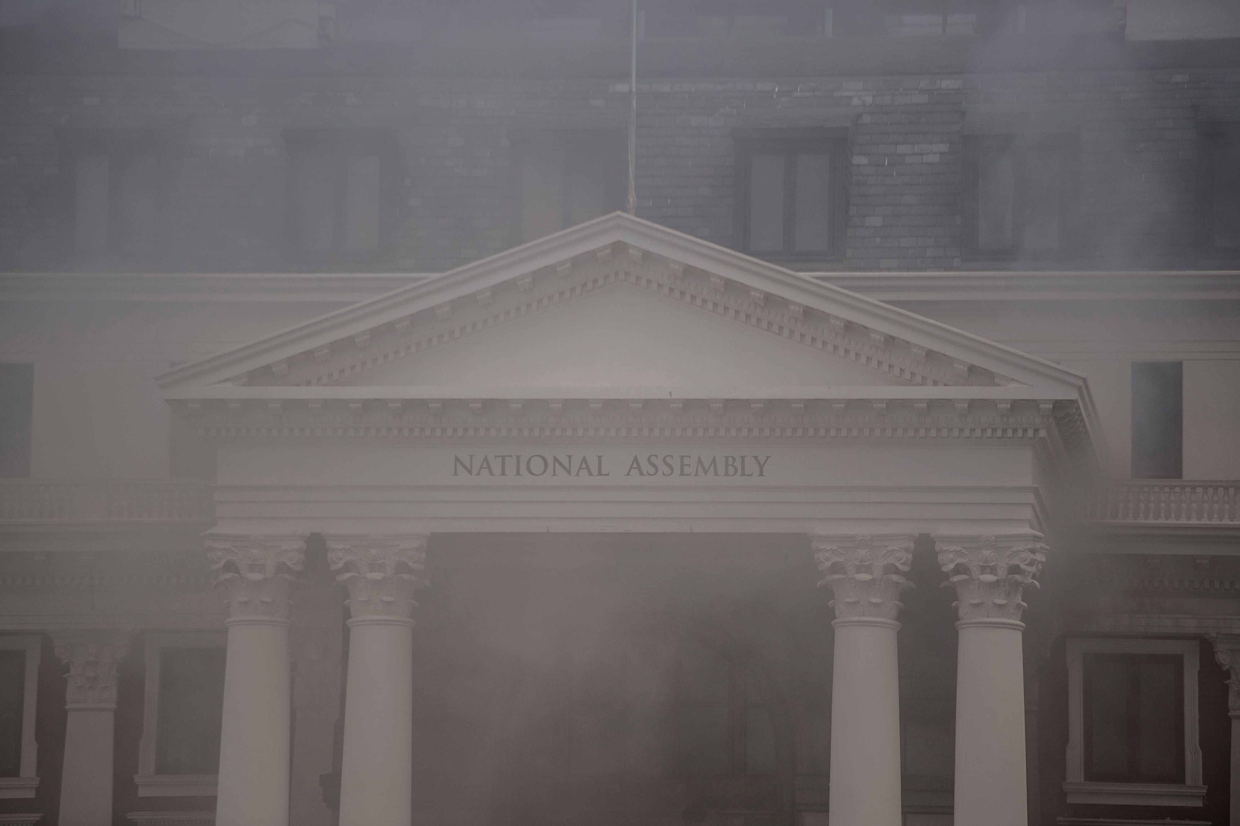 Asap terlihat keluar dari gedung parlemen Afrika Selatan yang mengalami kebakaran.