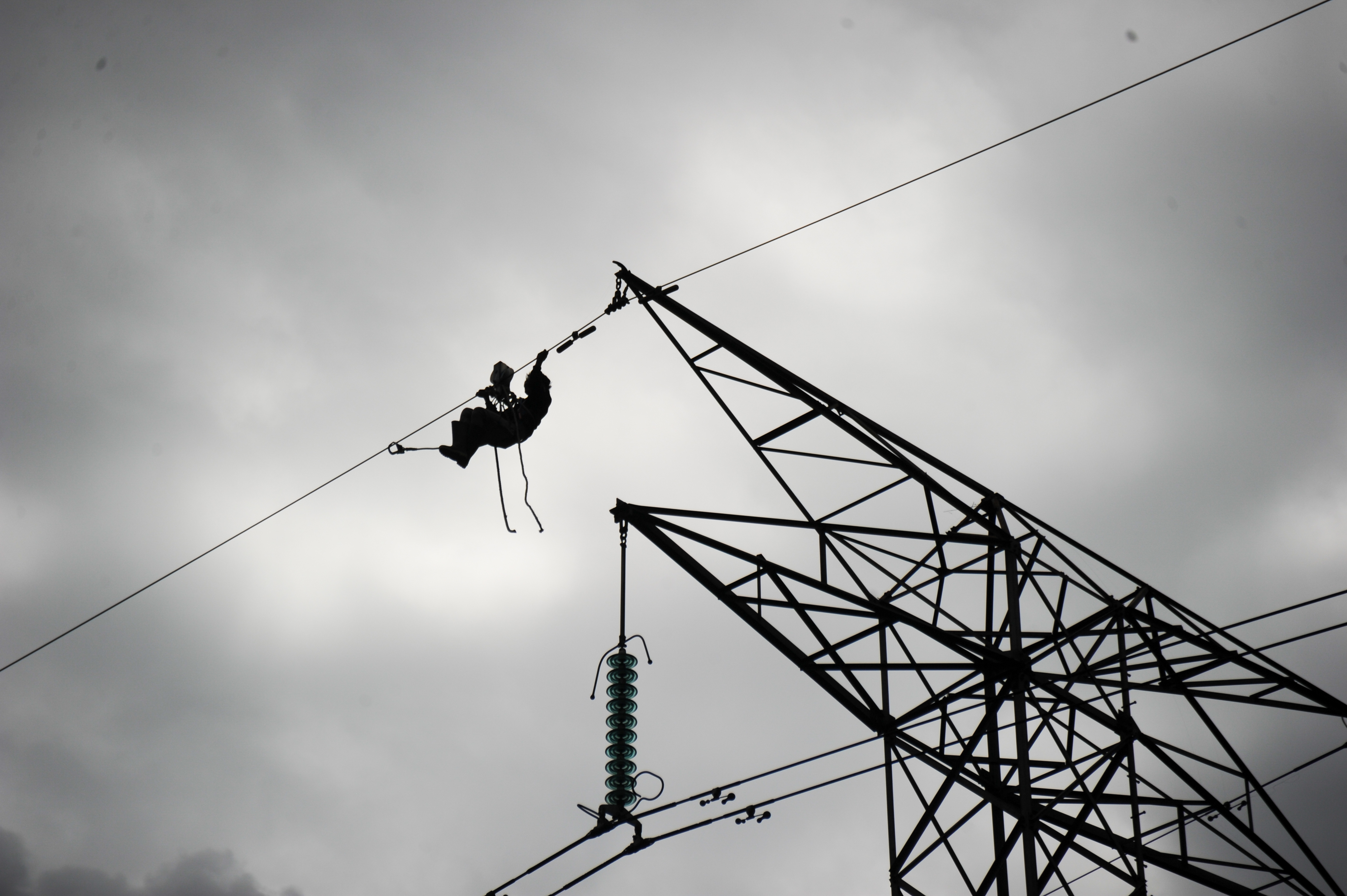 Pekerja melakukan perawatan Saluran Udara tegangan Ekstra Tinggi (SUTET)