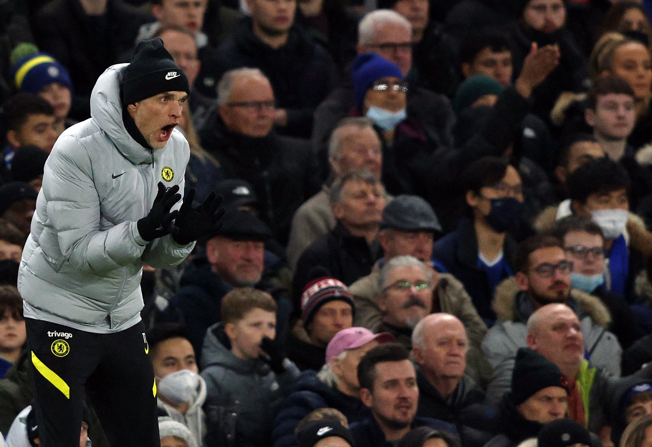 Aksi pelatih Chelsea Thomas Tuchel saat memberi instruksi kepada para pemainnya dari sisi lapangan.