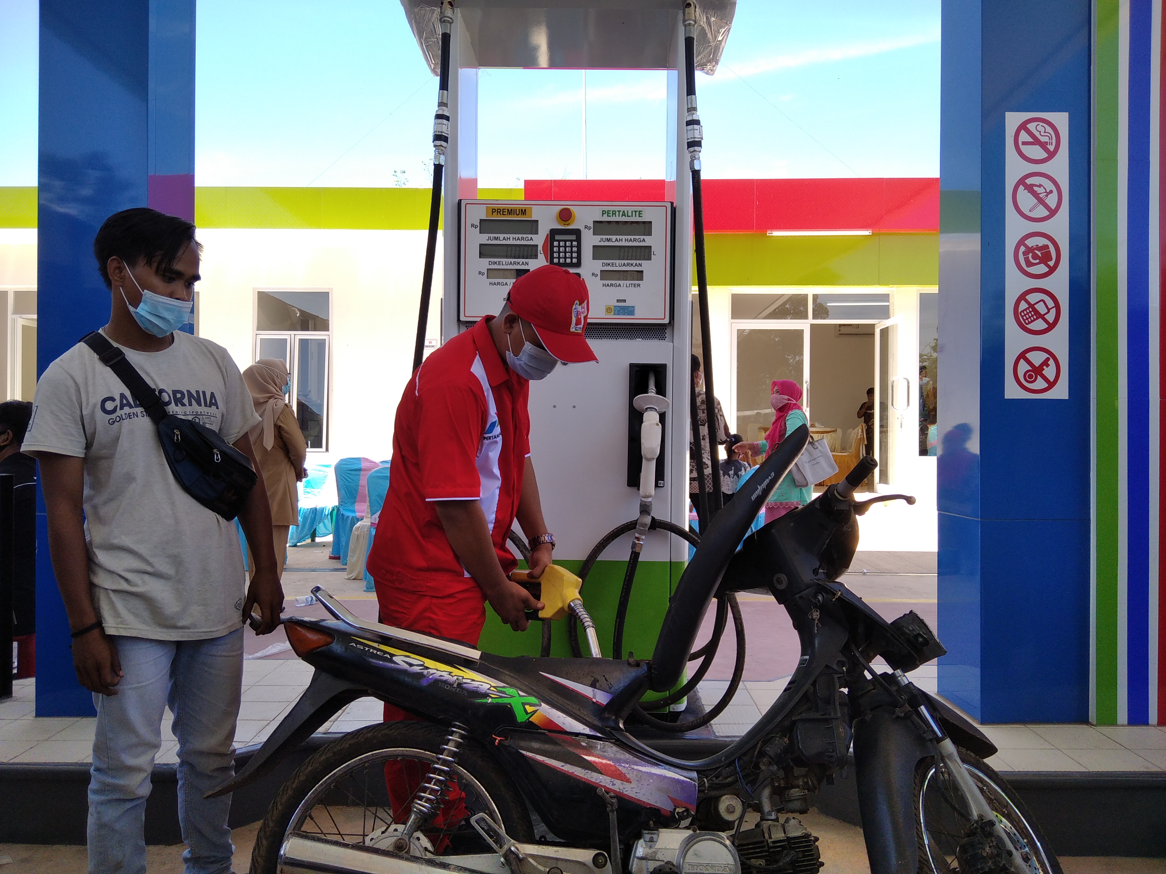 Warga mengisi motornya dengan BBM jenis premium.