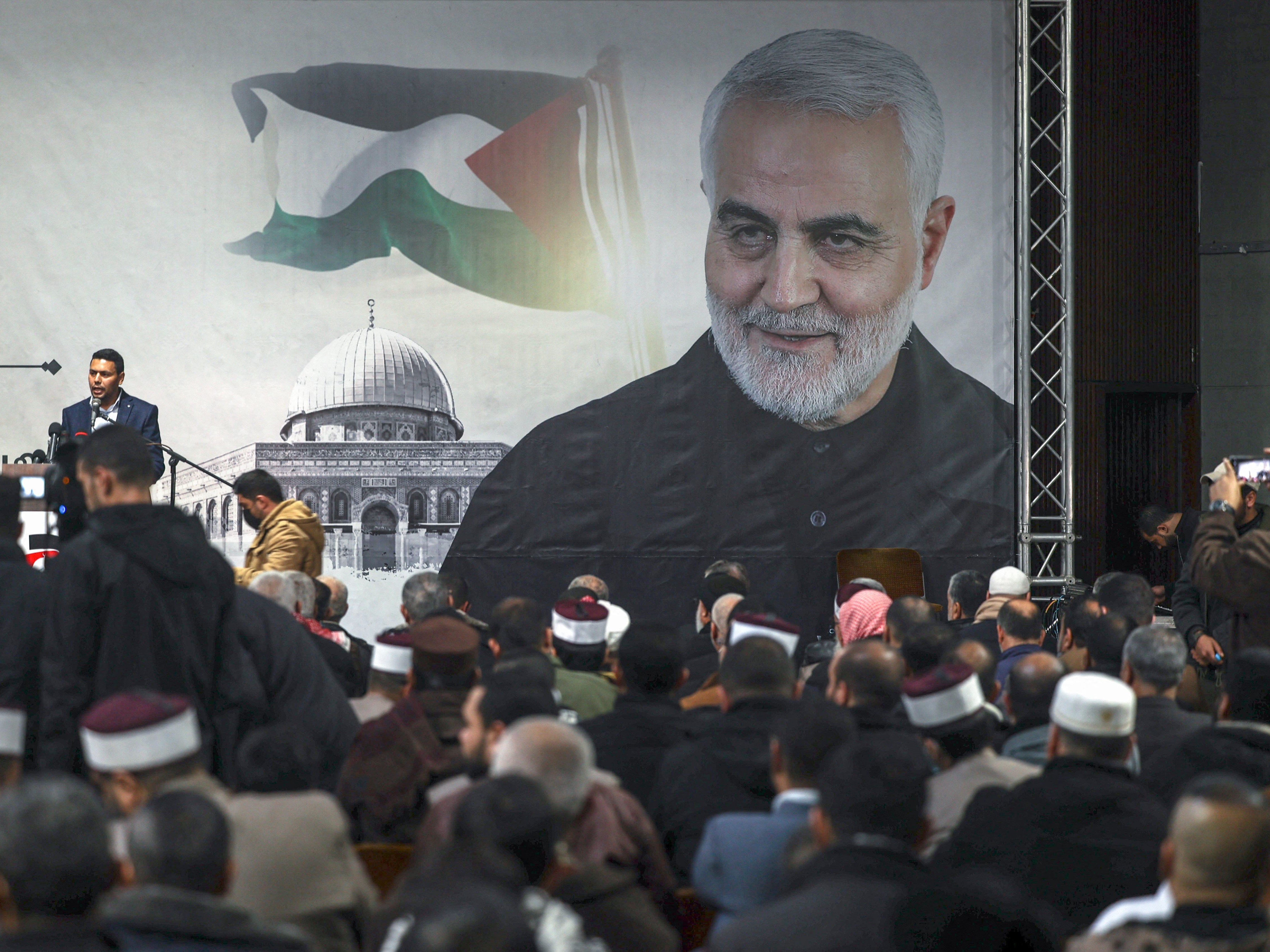 Warga Palestina menghadiri peringatan tahun kedua pembunuhan di Irak atas komandan tinggi Iran Qasem Soleimani, Senin (3/1). 