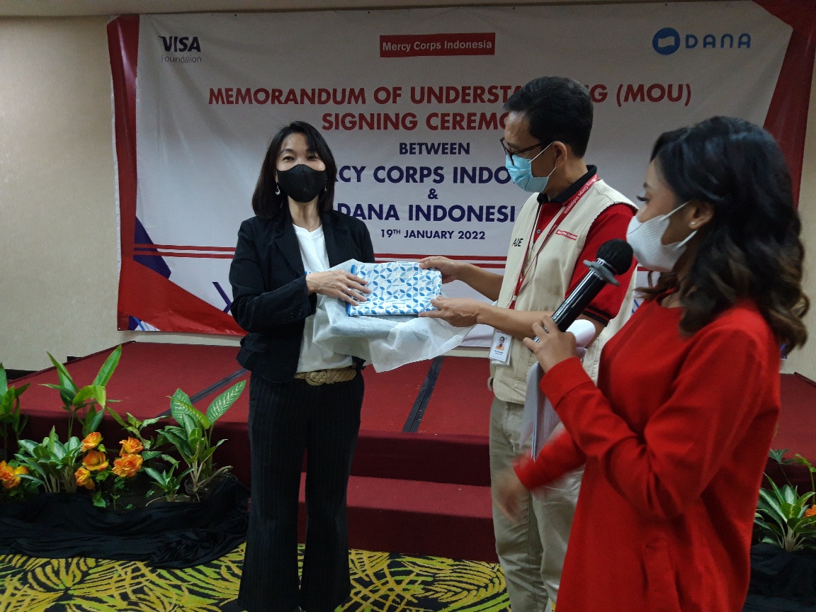 Chief People & Corporate Strategy Officer DANA Agustina Samara dan Executive Directur Mercy Corps Indonesia Ade Soekadis menjalin kerja sama