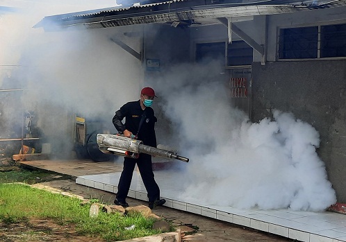 Fogging untuk memberantas nyamuk.