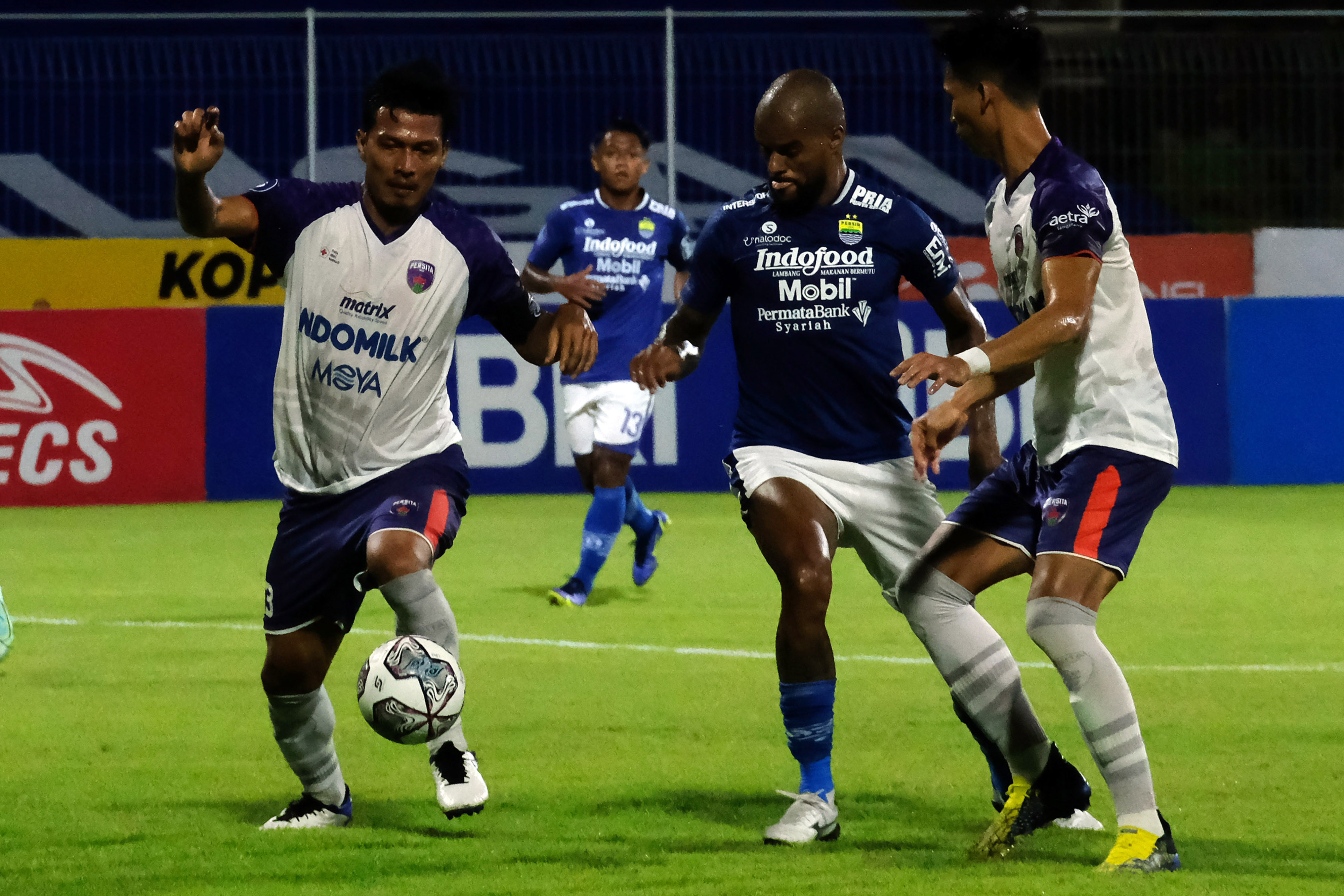 Pemain Persita Agung Prasetyo (kiri). 