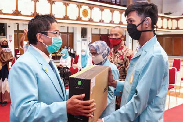 Pusat Studi Difabilitas LPPM UNS memberikan bantuan berupa beasiswa, fasilitas belajar seperti laptop dan uang pulsa 