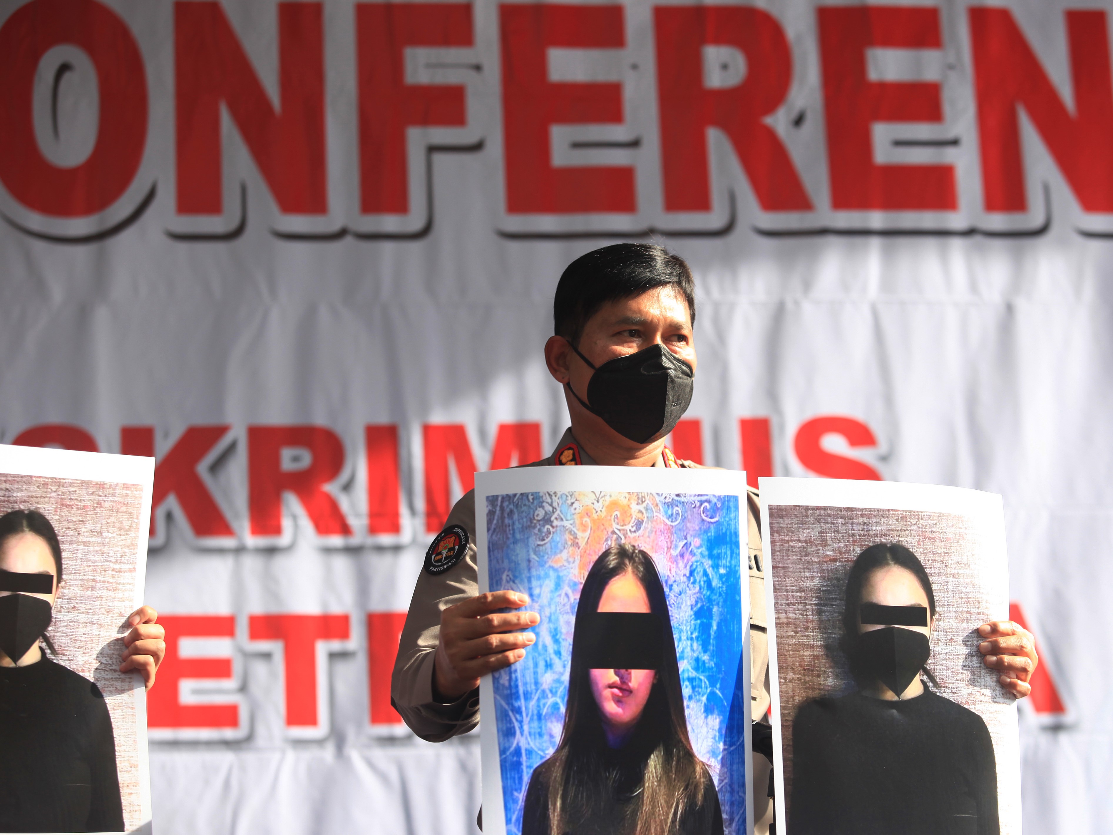 Kabid Humas Polda Metro Jaya Kombes Endra Zulpan didampingi jajarannya menunjukkan barang bukti foto artis Cassandra Angelie.