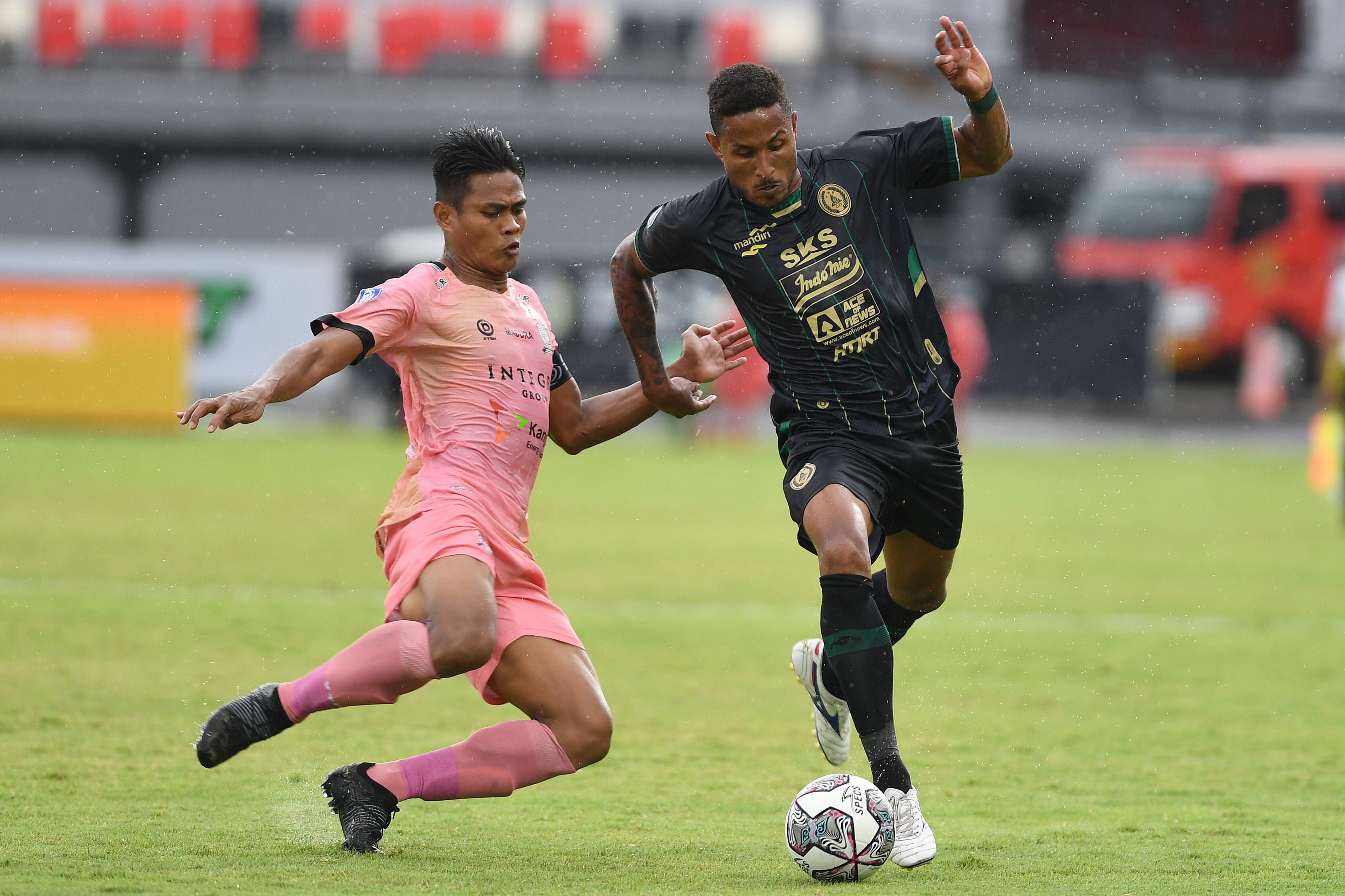 Pemain PSS Sleman Wander Luiz (kanan) dihadang pemain Madura United Fachruddin dalam laga Liga 1, (18/1). 