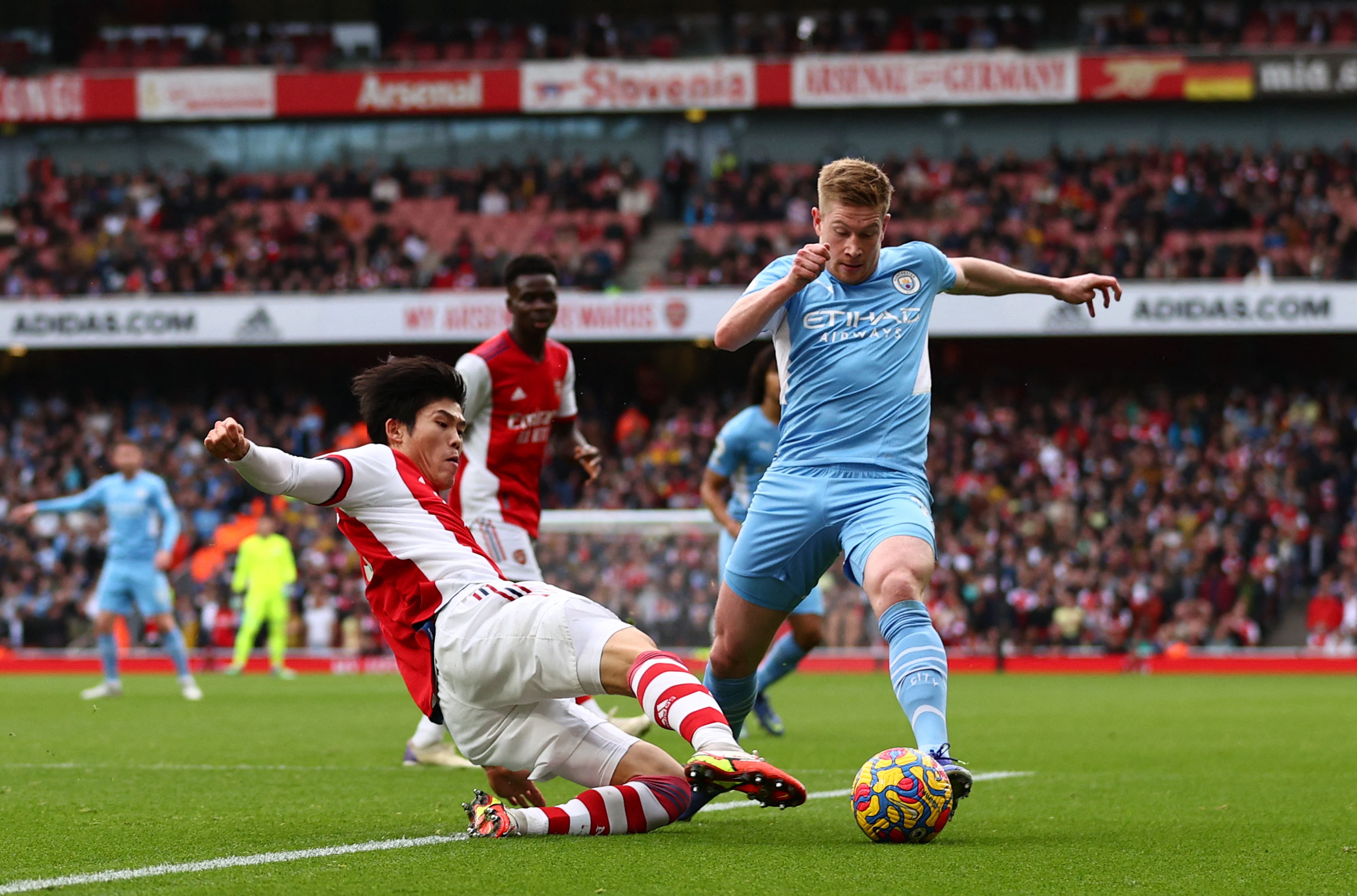 Pemain Manchester City Kevin De Bruyne (kanan) berusaha melewati pemain Arsenal dalam lanjutan laga Liga Primer, Sabtu (1/1).