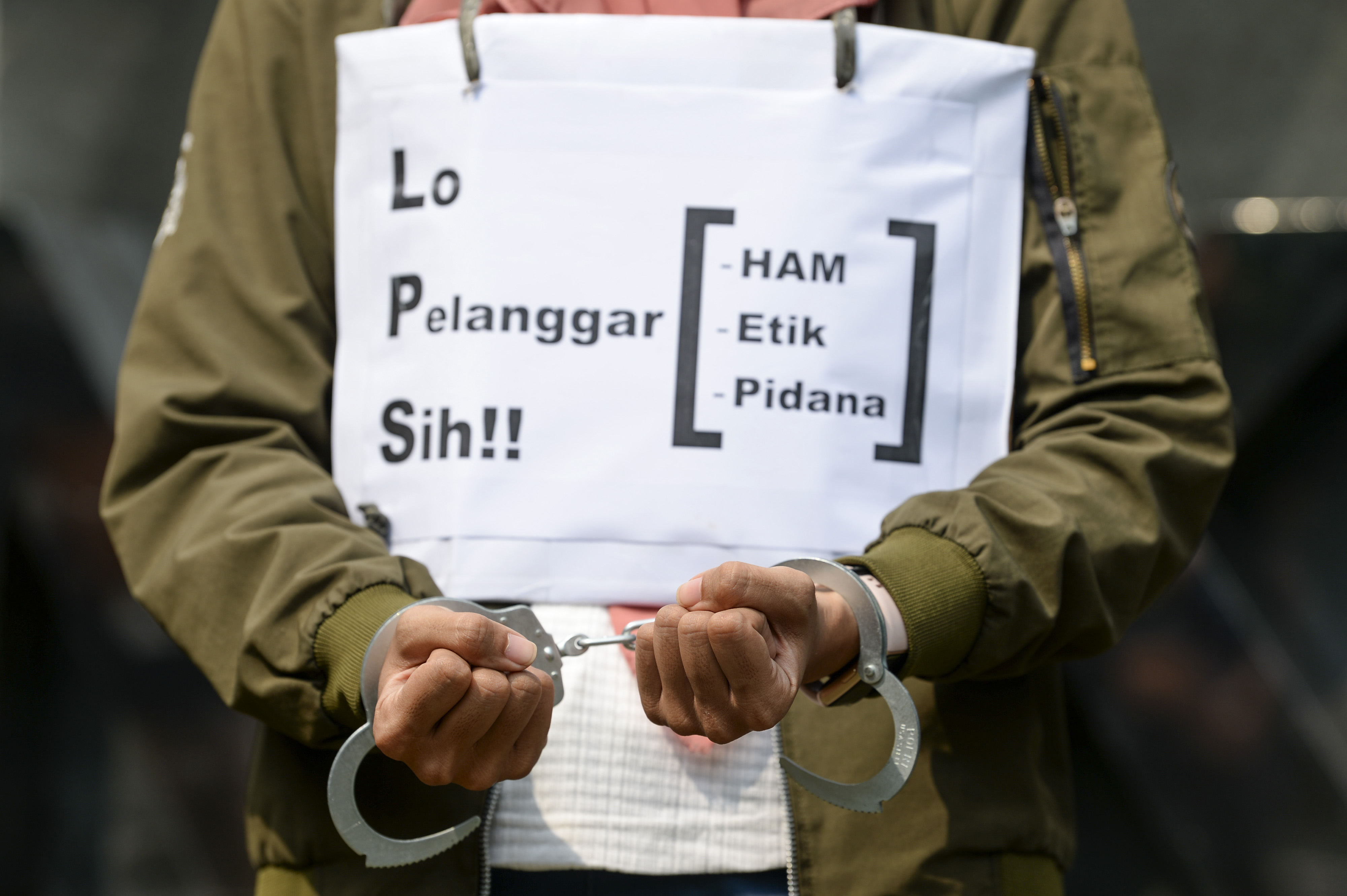 Ilustrasi--Massa aksi yang tergabung dalam Koalisi Masyarakat Sipil Antikorupsi melakukan aksi teatrikal di depan gedung KPK, Jakarta.