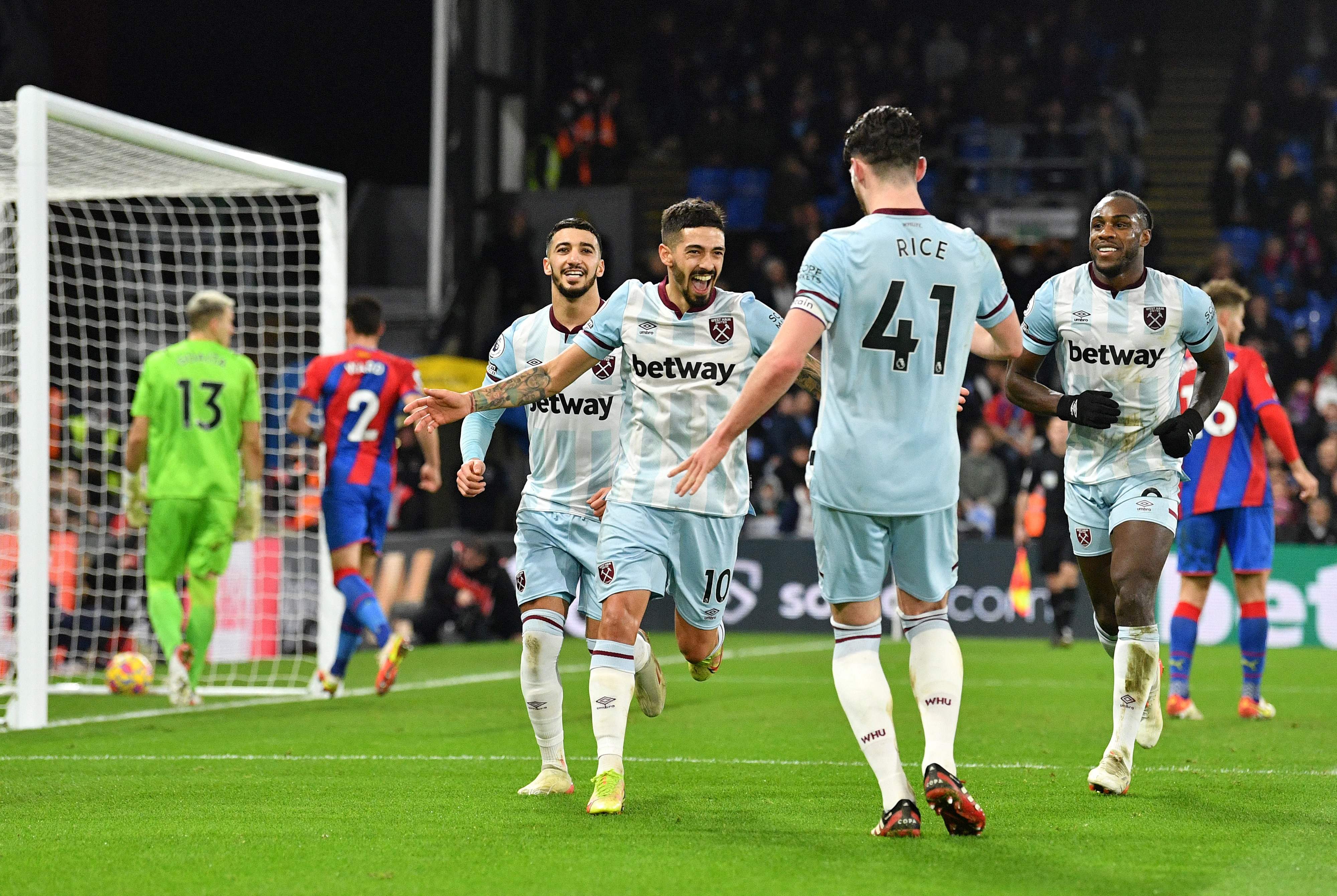 Gelandang West Ham United Manuel Lanzini (tengah) berselebrasis setelah menciptakan gol melalui titik pinalti ke gawang Crystal Palace.