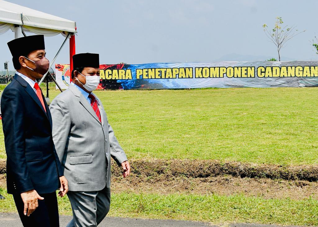 Presiden Jokowi (kiri) dan Menhan Prabowo Subianto saat menghadiri Upacara Penetapan Komponen Cadangan Tahun 2021 di Bandung Barat, Jabar.