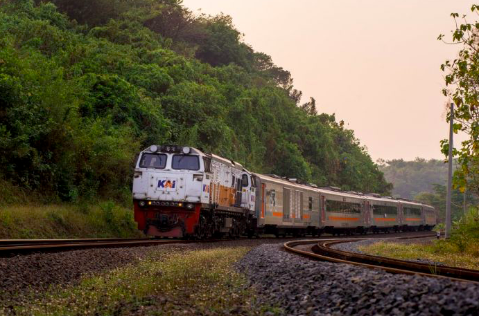 PT KAI PT Kereta Api Indonesia (Persero) sangat mengecam aksi pelemparan terhadap kereta.