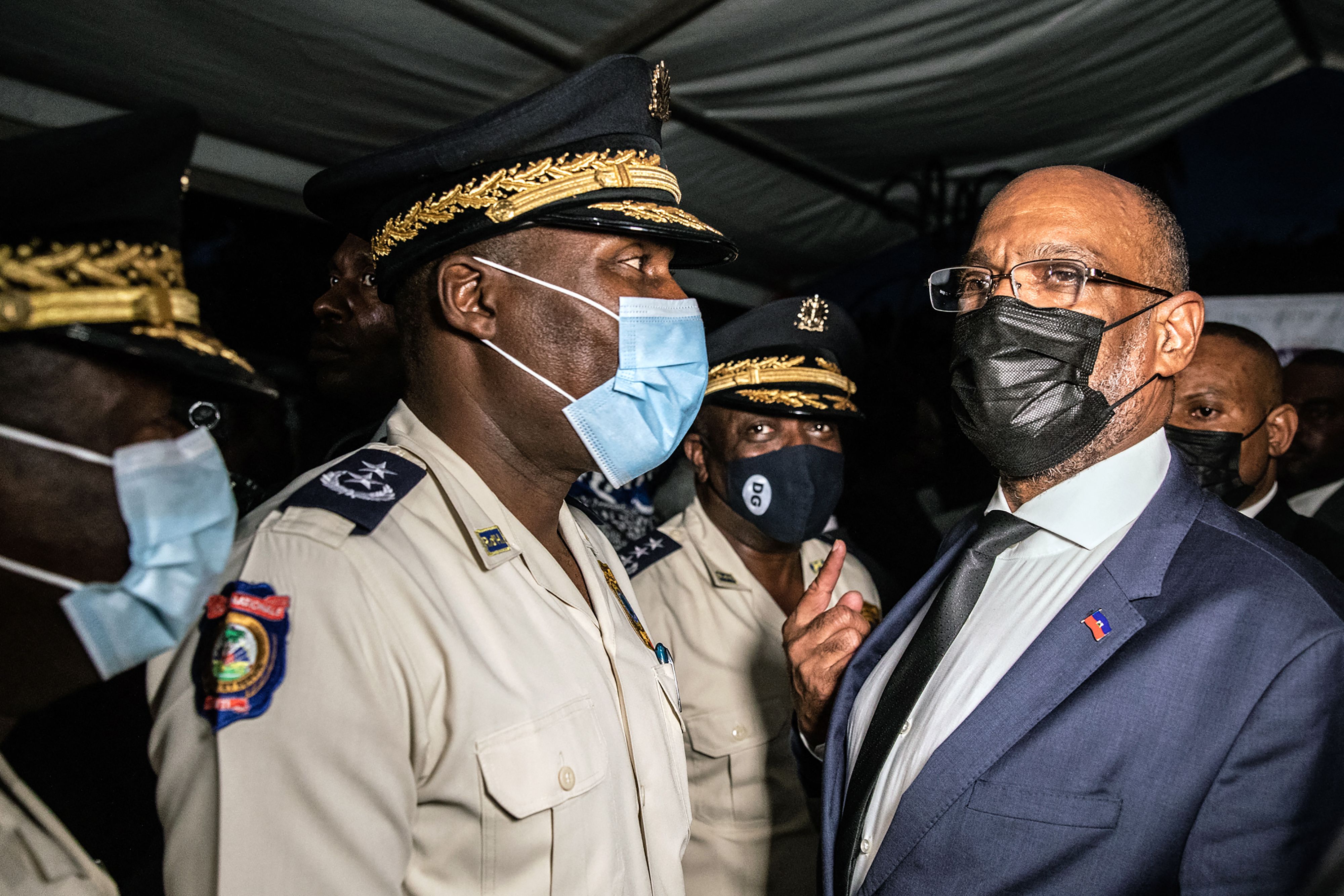 Perdana Menteri (PM) Haiti Ariel Henry (kanan) menyambut para petinggi kepolisian saat pelantikan kabinet baru di  Port-au-Prince. 