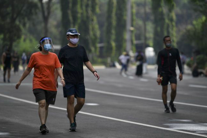Untuk latihan fisik atau berolahraga di luar ruangan saat pandemi tetap harus menerapkan protokol kesehatan.