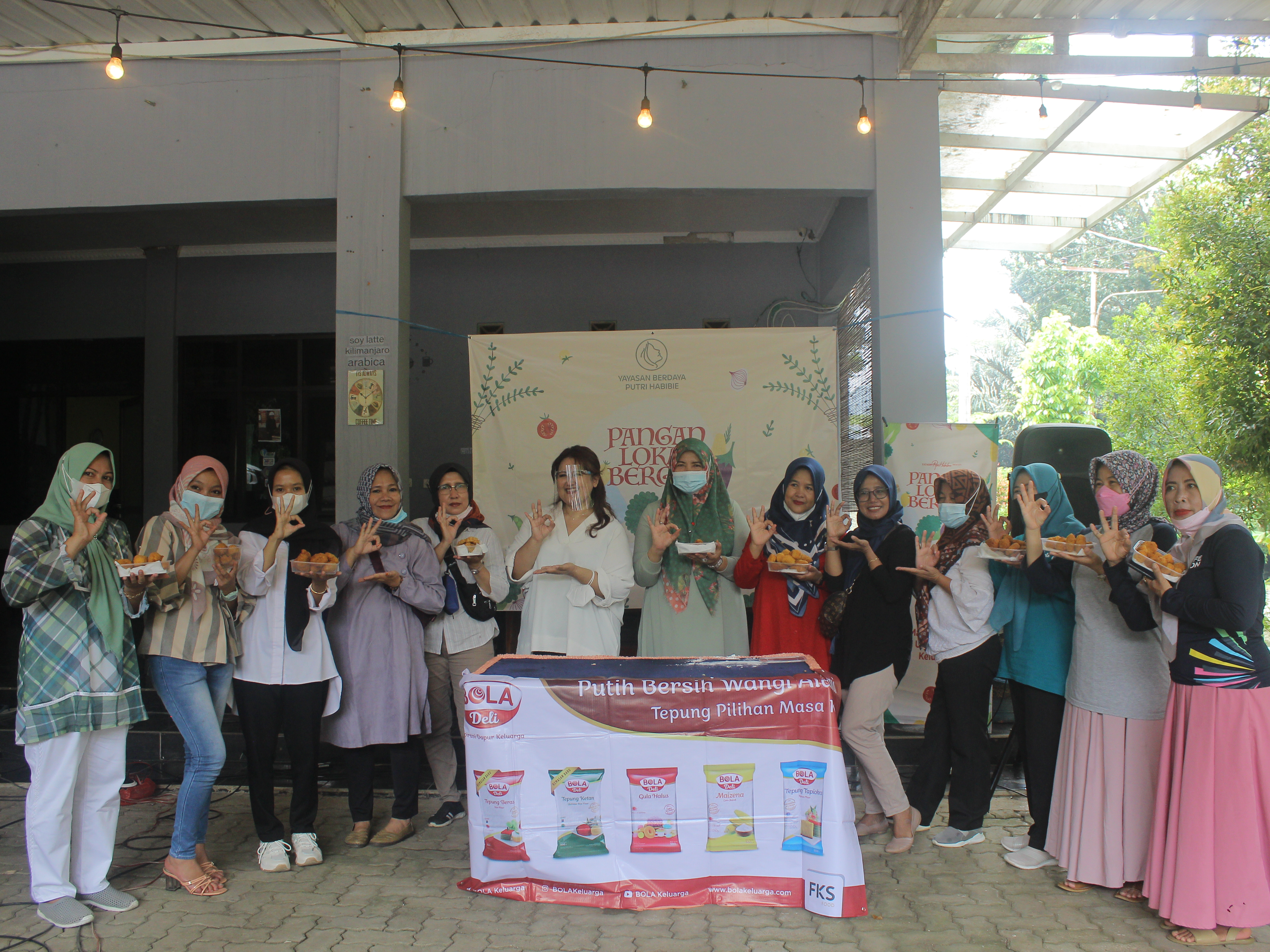 Putri Habibie menggelar kelas praktik memasak di Bandung Barat