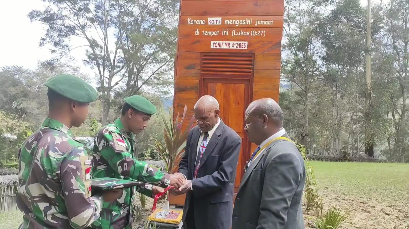 Penyerahan secara simbolis menara lonceng gereja.