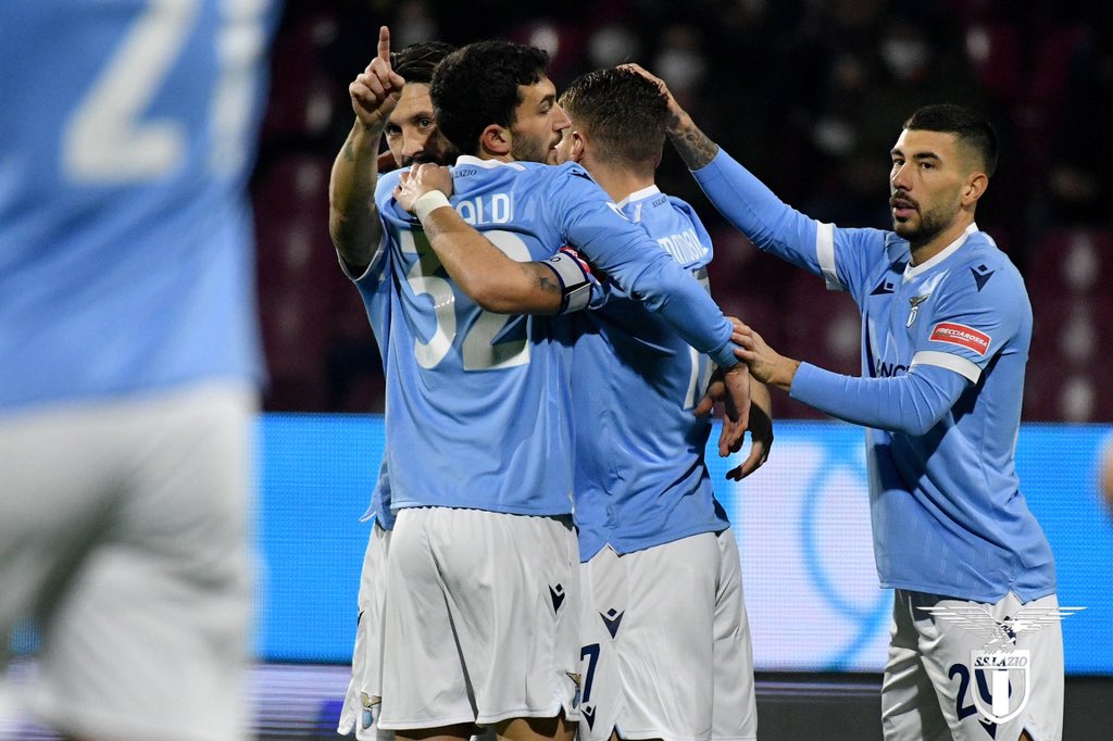 Para pemain Lazio melakukan selebrasi usai mencetak gol ke gawang Salernitana di laga Serie A.