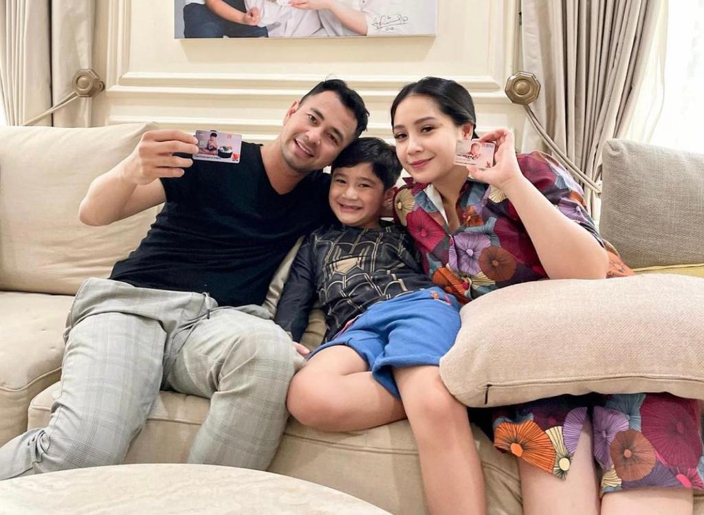 Selebritas Raffi Ahmad beserta istri Nagita Slavina dan anak mereka Rafathar.