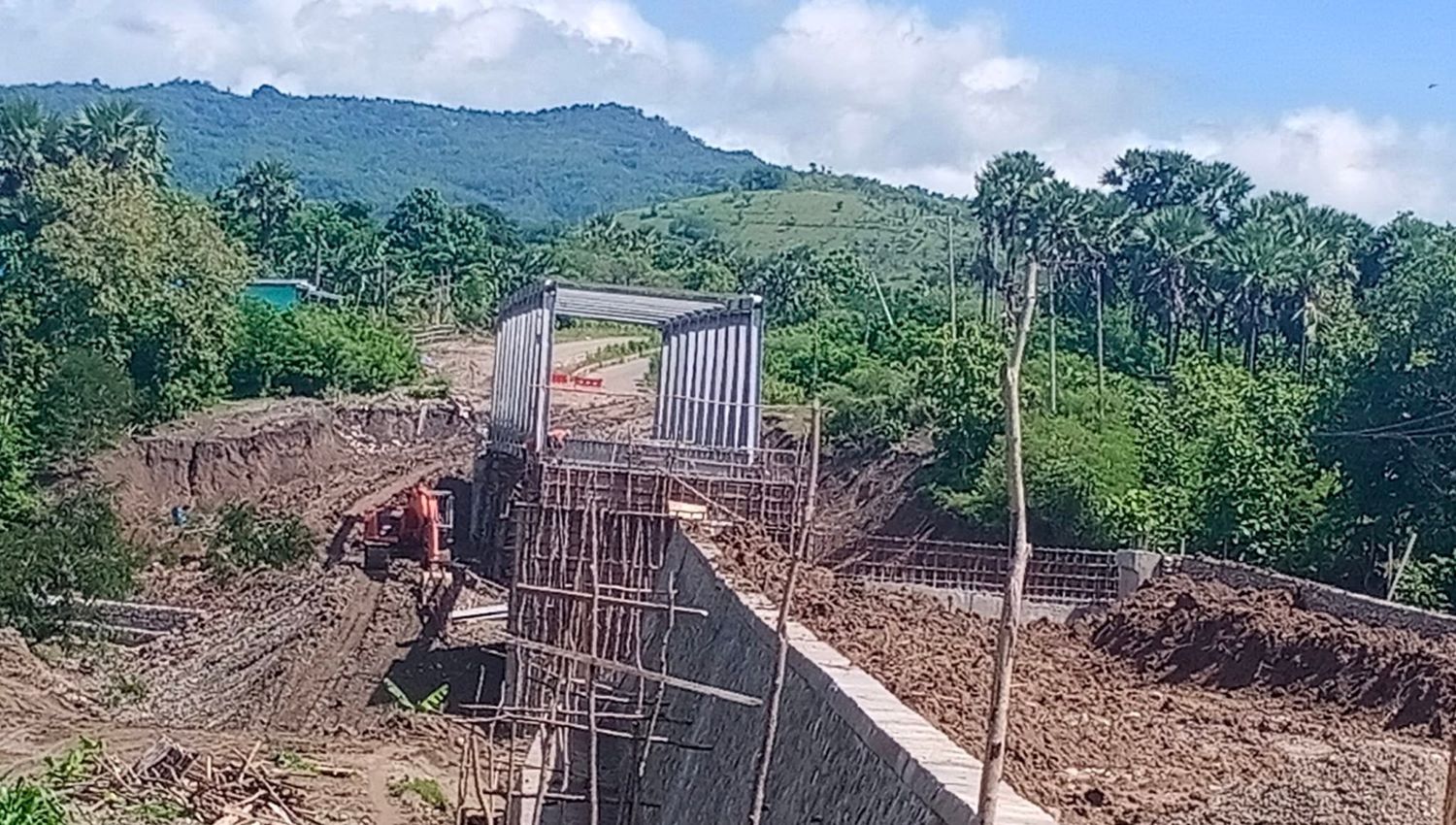 Proyek Jembatan Naen di Kefamenanu, Kabupaten Timor Tengah Utara, NTT senilai Rp19 miliar mangkrak seharusnya selesai 2021, Jumat (7/1)