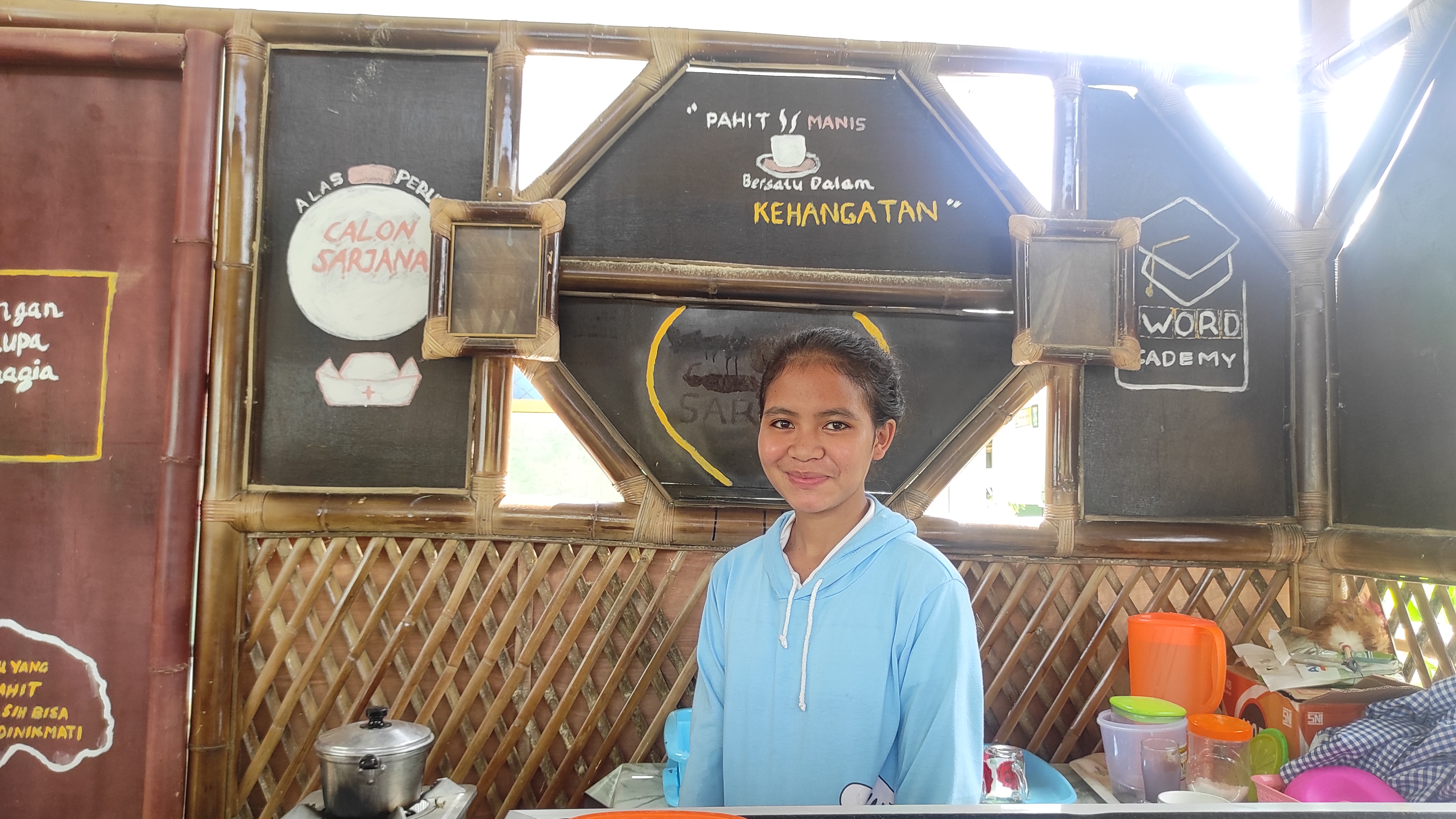 Mahasiswi Akper Santa Elisabeth Lela Maumere, Maria Ernesta Pola, di depan lapak pisgor di kantin kampusnya, Sabtu (22/1)