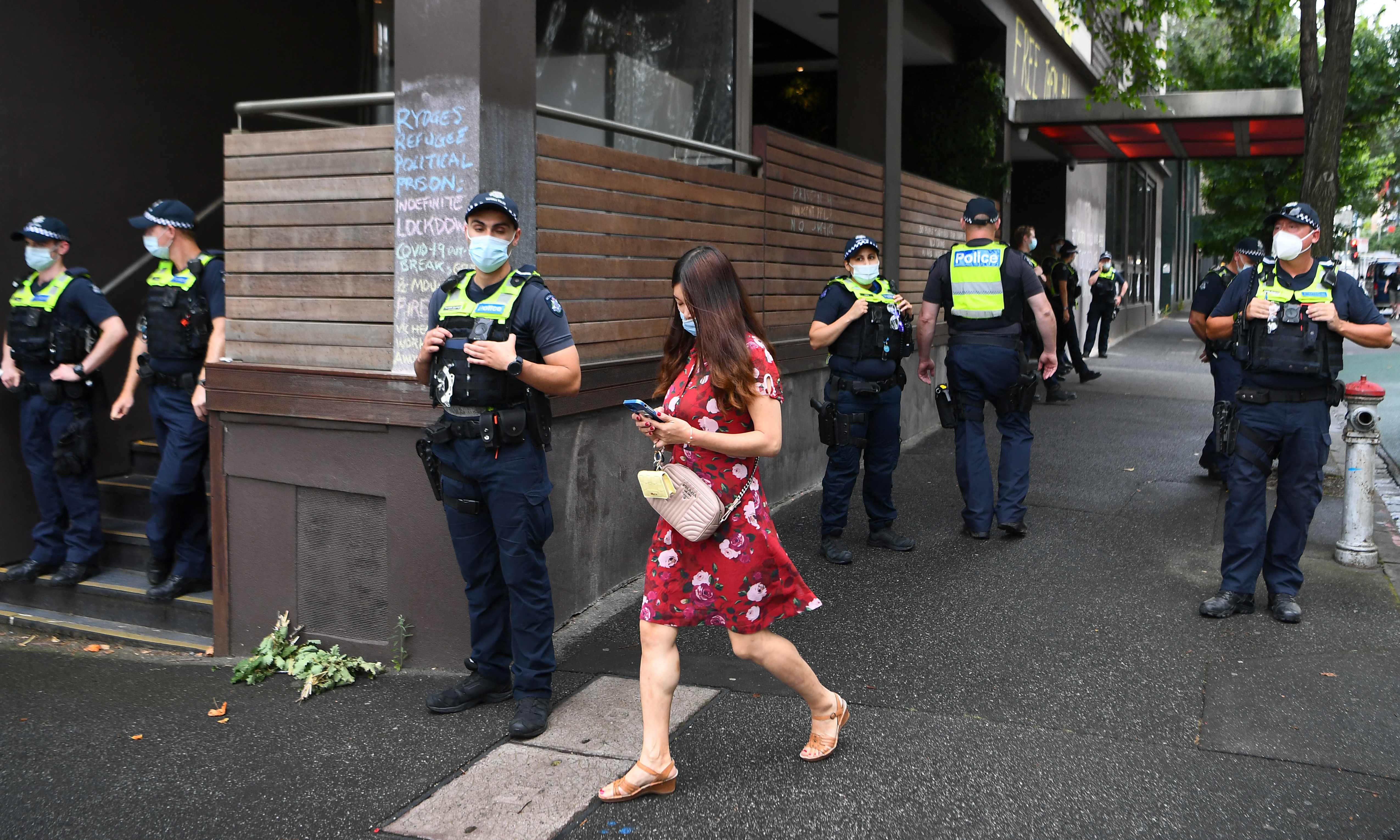 Sejumlah polisi berjaga di pusat tahanan para imigran ilegal yang juga tempat petenis Serbia Novak Djokovic ditahan di Melbourne, Australia.