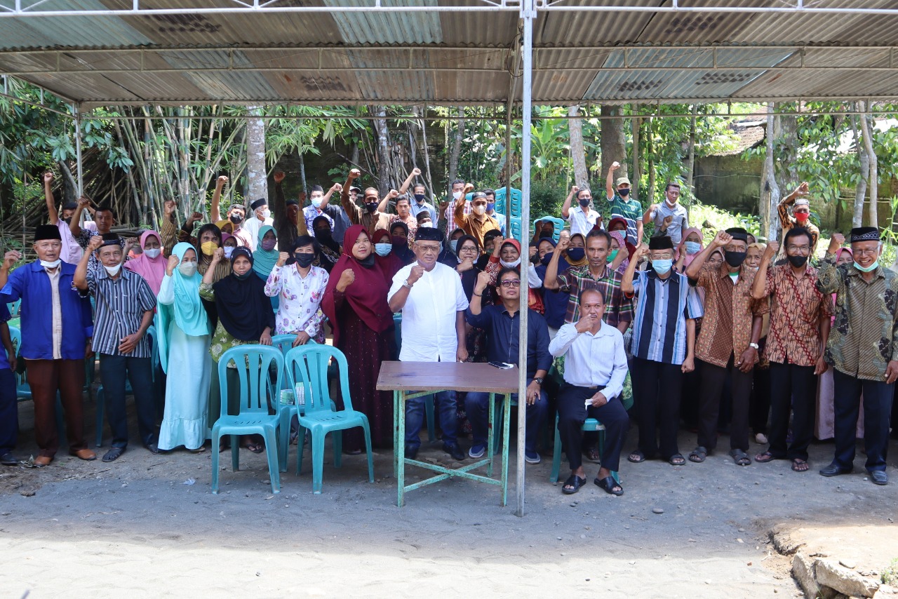 Anggota DPR dari Fraksi NasDem Subardi (tengah) saat berada di Kulonprogo.