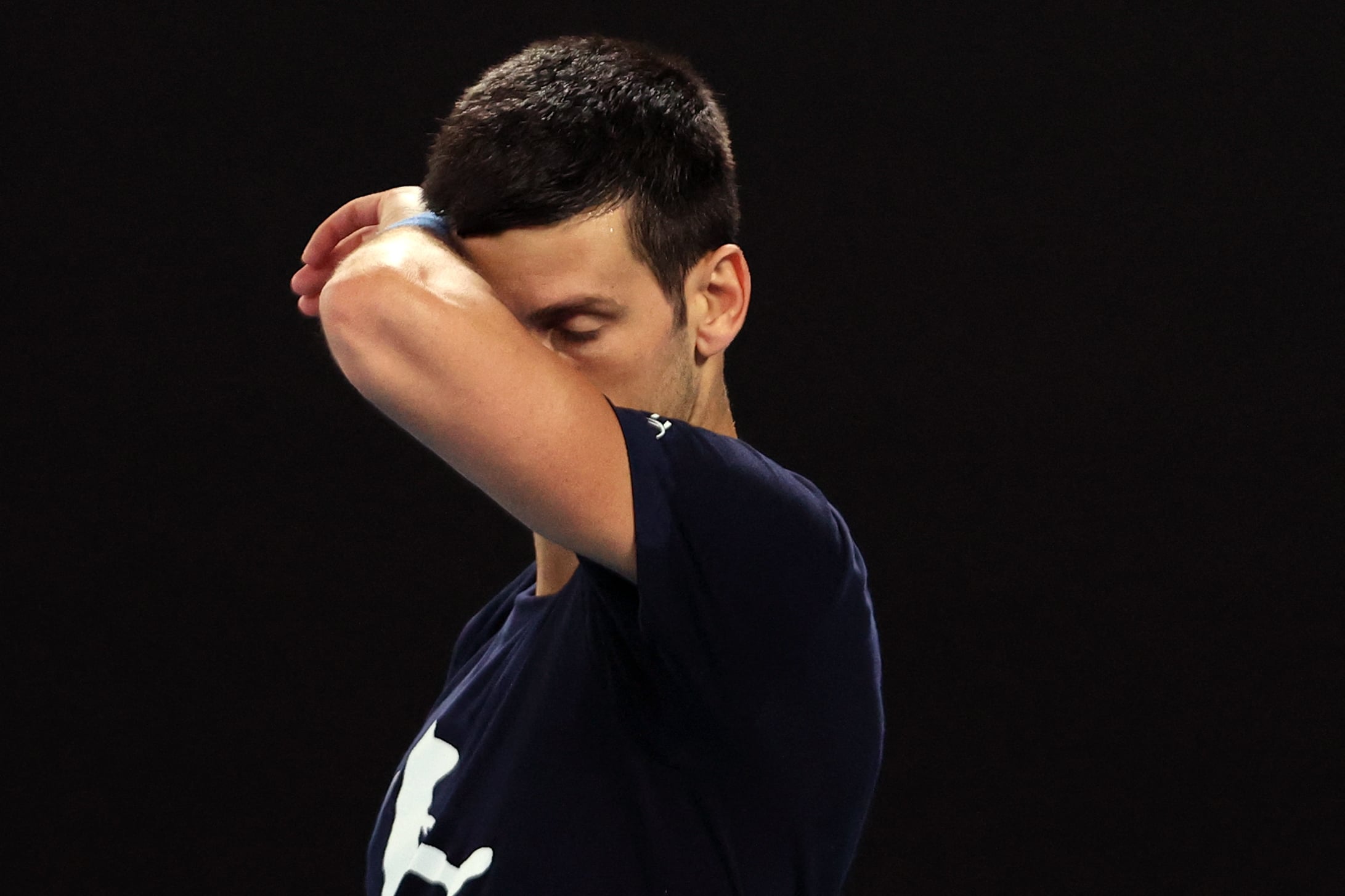 Novak Djokovic saat berlatih untuk persiapan berlaga di Australia Terbuka