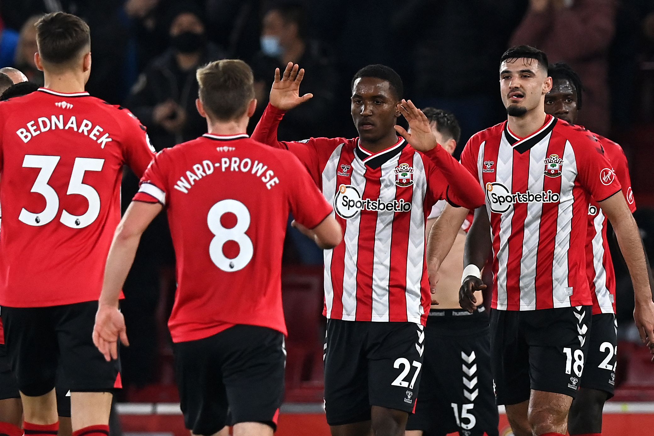 para pemain Southampton melakukan selebrasi usai mencetak gl ke gawang Brentford.
