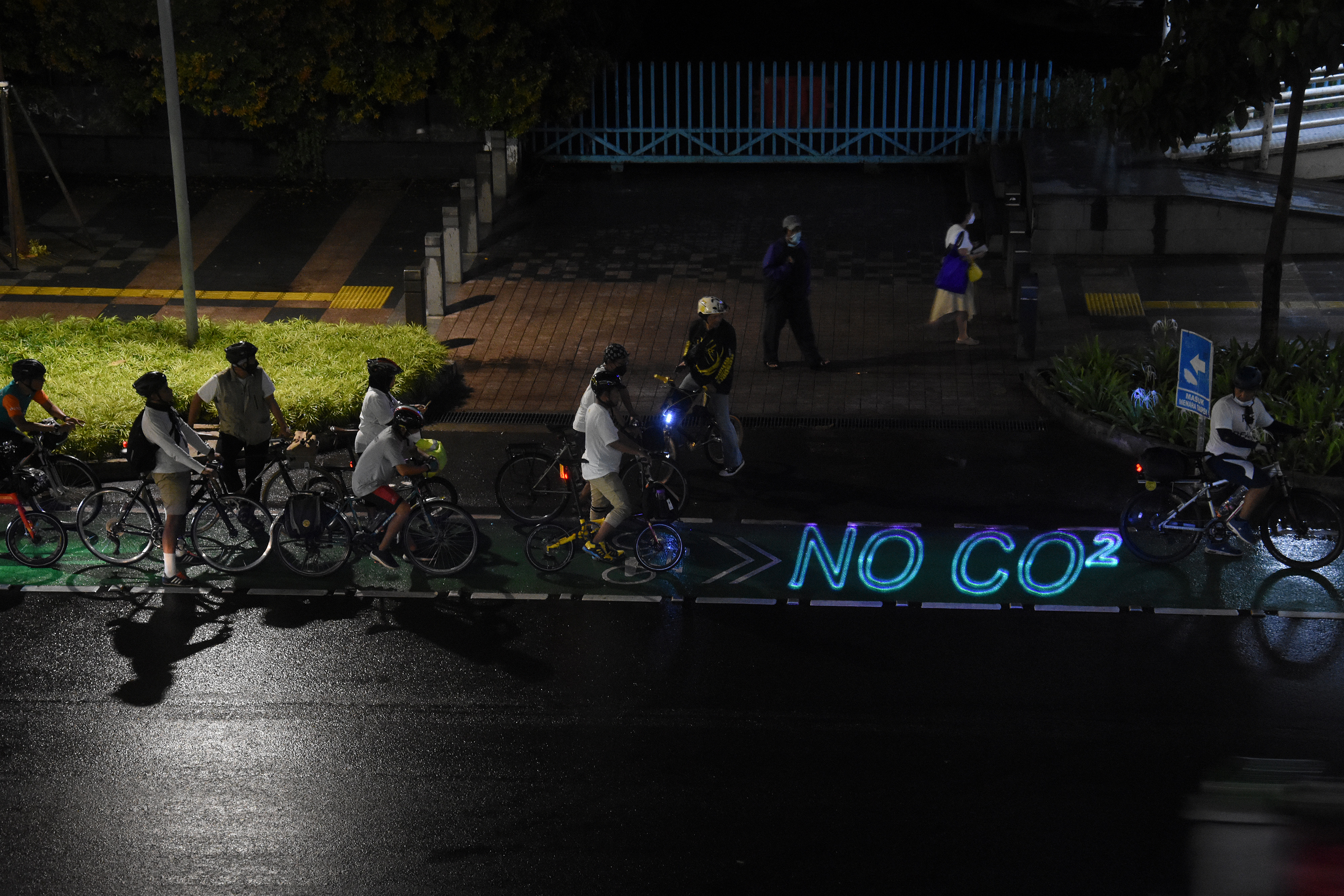 KURANGI EMISI KARBON: Pegiat sepeda dan aktivis pecinta lingkungan menggelar aksi gowes Kelap-Kelip Jakarta Night Ride #NOP26 di Jakarta.