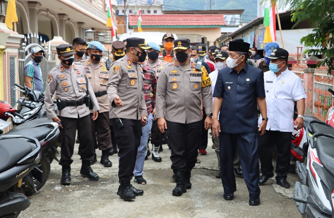 Kapolda Jambi Irjen A Rachmat Wibowo dan  Wakil Gubernur Jambi H Abdullah Sani melihat vaksinasi di Kerinci