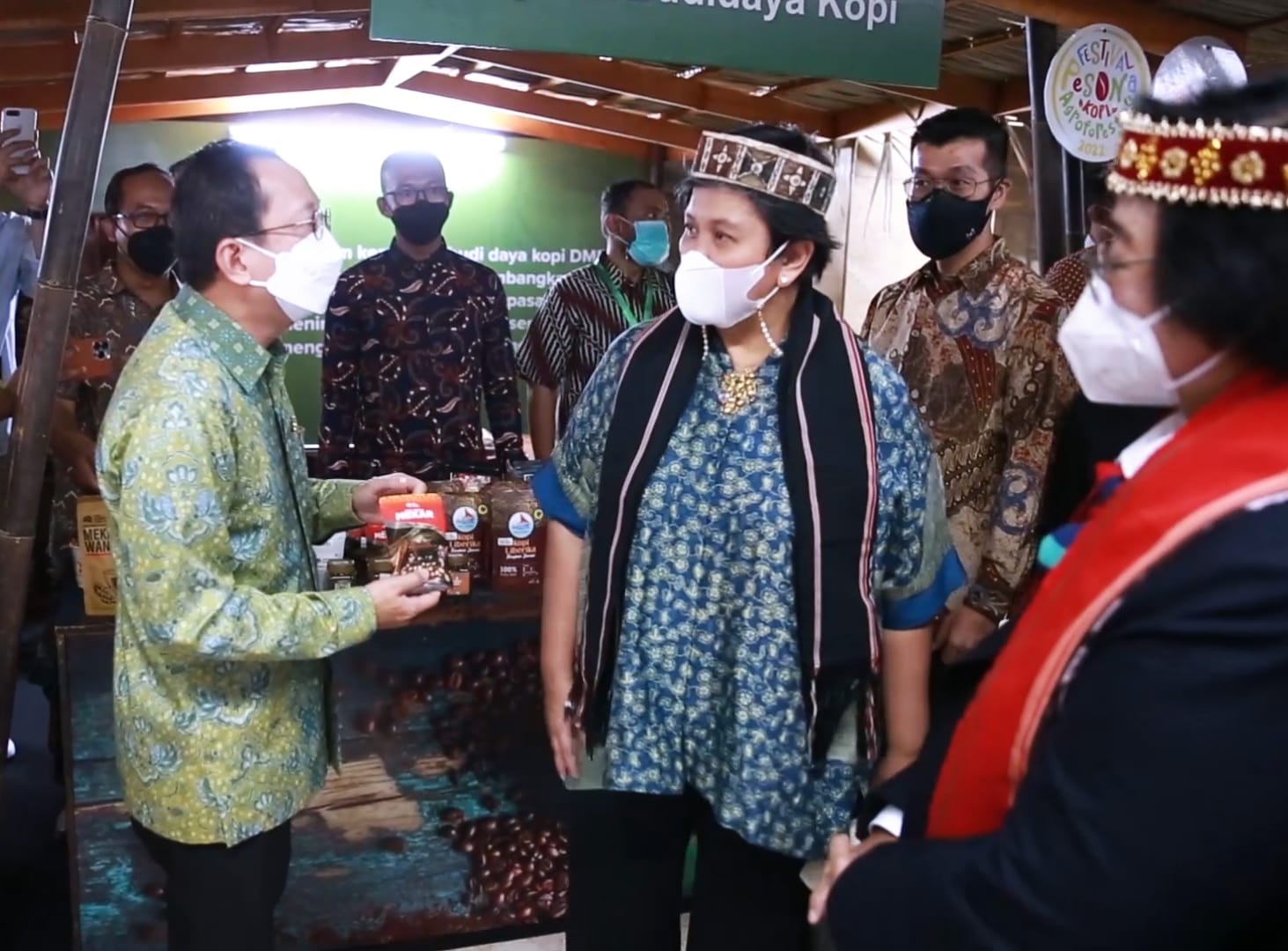 Stand Kopi Bangkit dikunjungi Menteri LHK Siti Nurbaya pada Festival Pesona Kopi Agroforestri.  