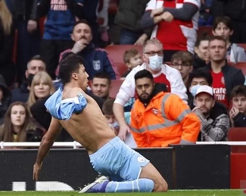 Gelandang Manchester City Rodri Hernandez merayakan golnya ke gawang Arsenal dalam laga lanjutan Liga Inggris.
