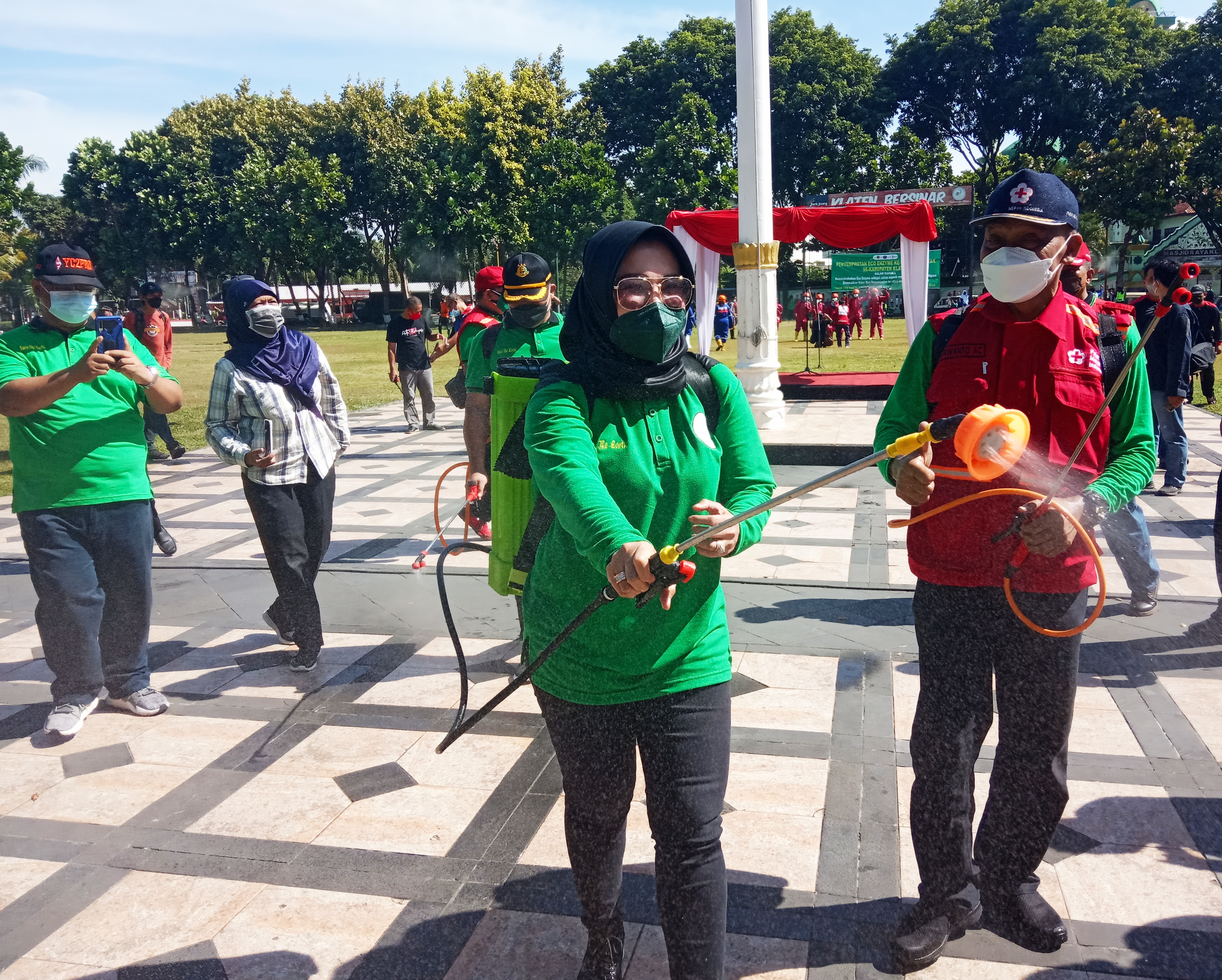 Bupati Klaten Sri Mulyani memulai  penyemprotan serentak eco enzyme ke udara di 26 kecamatan