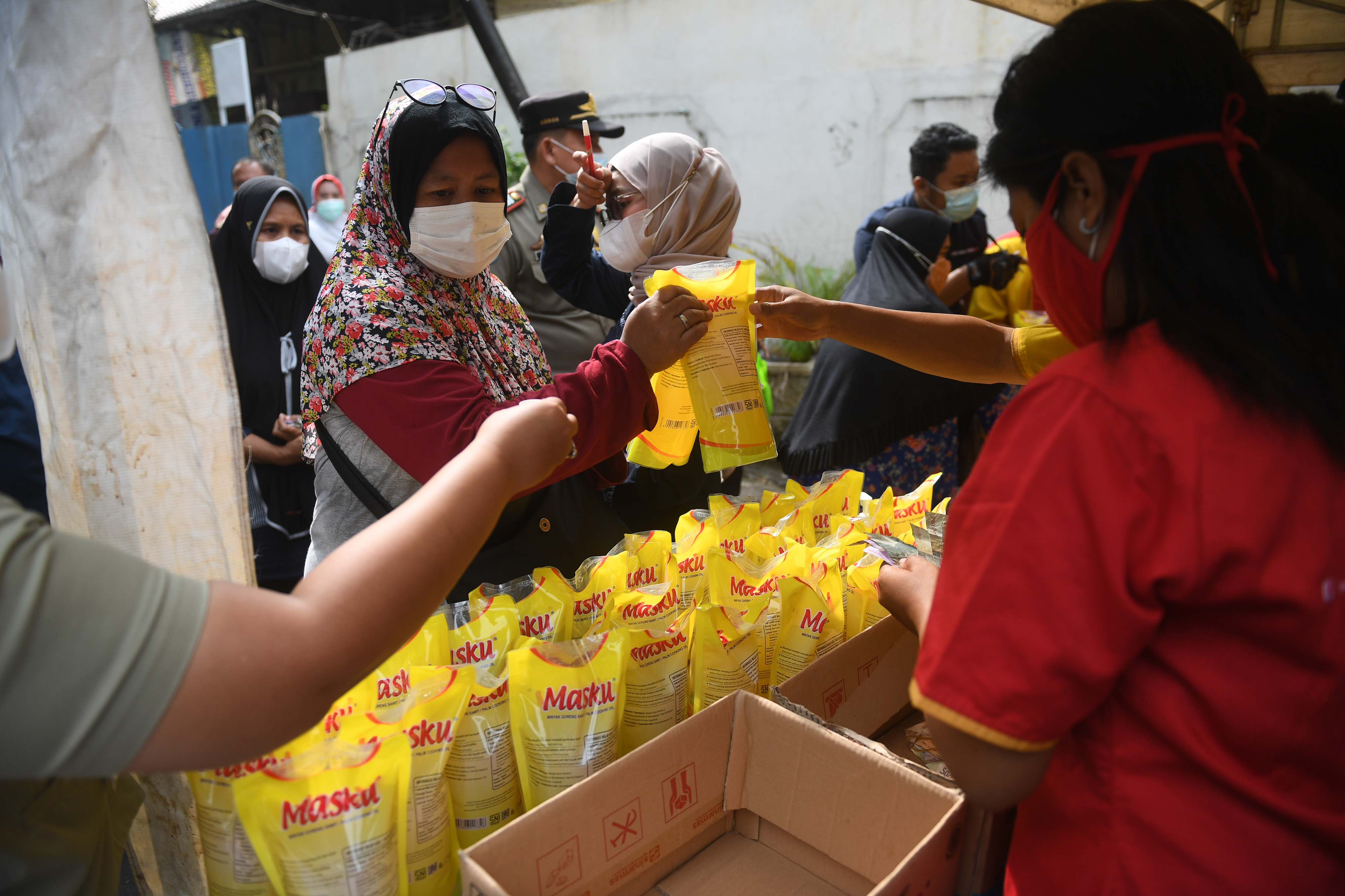 Warga membeli minyak goreng dengan harga murah saat operasi pasar di Johar Baru, Jakarta, Senin (17/1/2022).