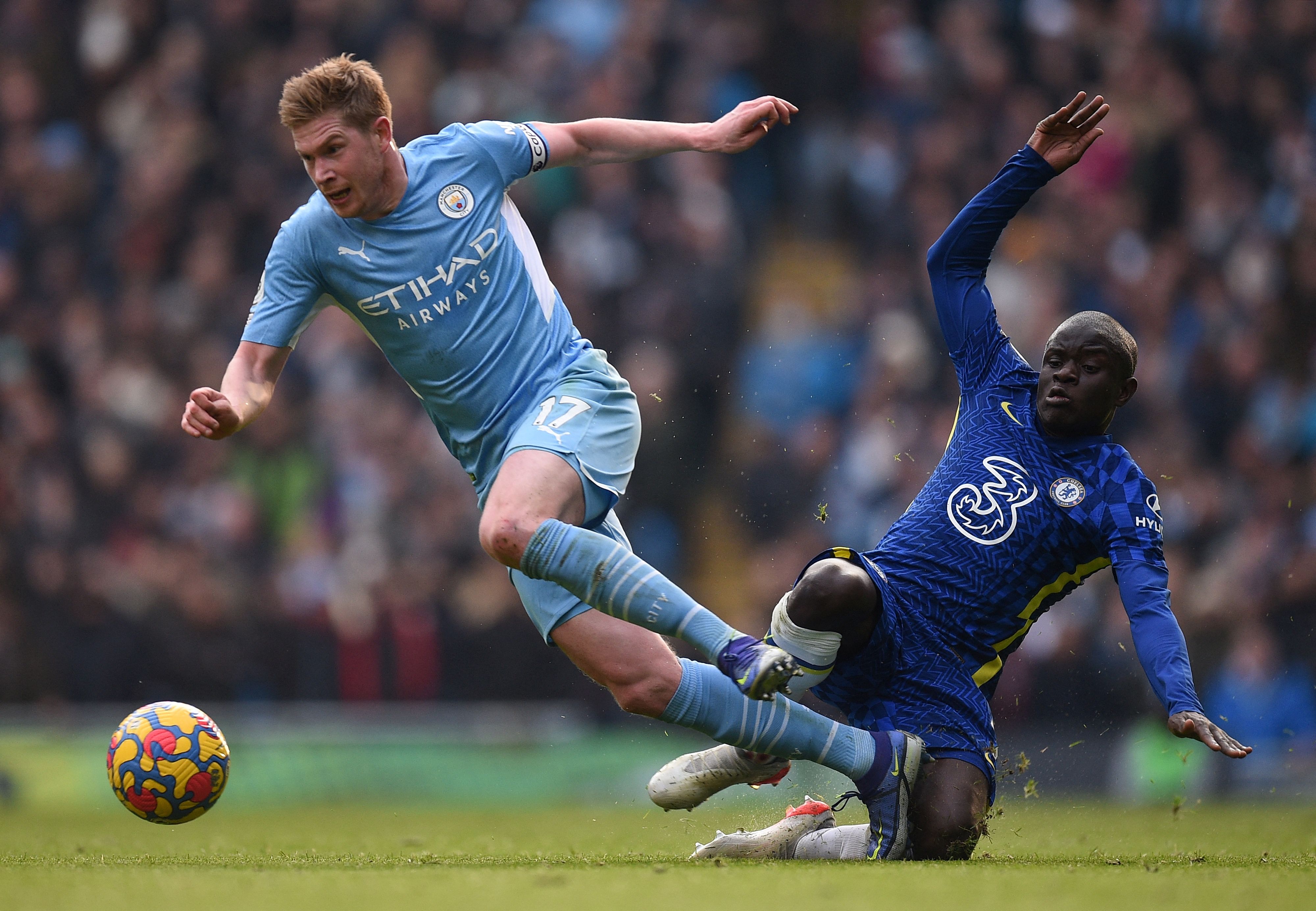 Kevin de Bruyne Melewati hadangan gelandang Chelasea N'Golo Kante