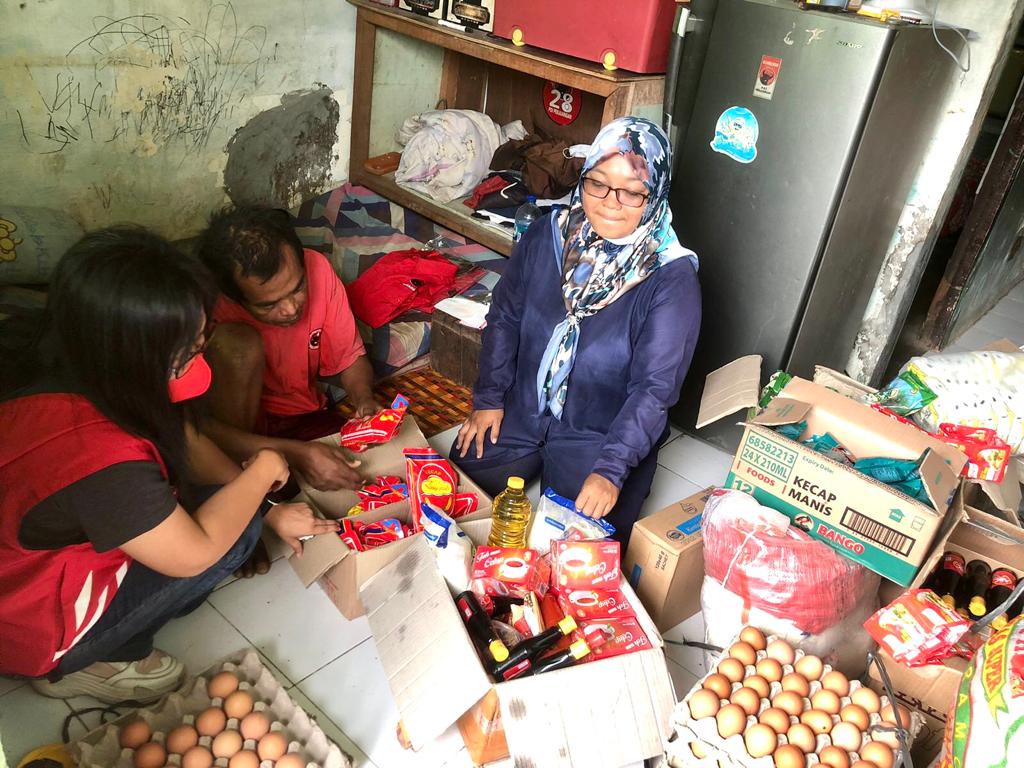 Taruna Merah Putih melakukan aksi peduli terhadap beberapa pejuang partai yang menjadi korban peristiwa kerusuhan 27 Juli 1996.