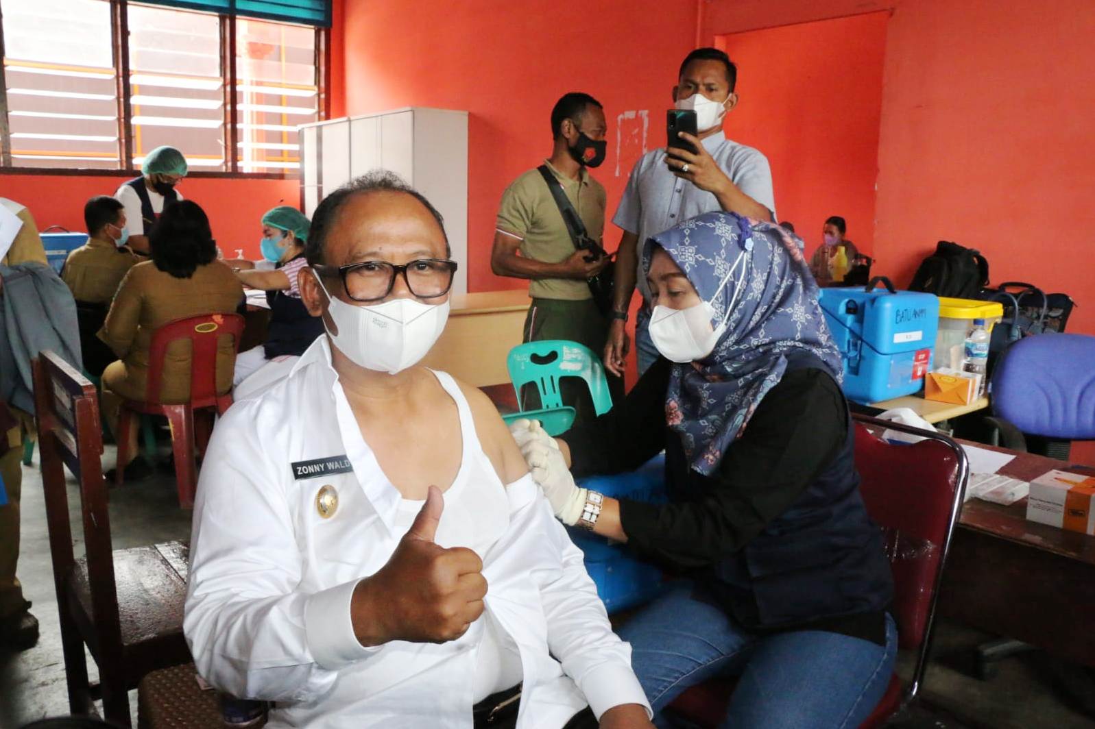 Wakil Bupati Simalungun Zonny Waldi menerima vaksin dosis ketiga.