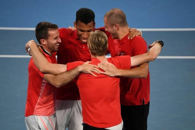 Tim Kanada merayakan kemanangan atas Spanyol