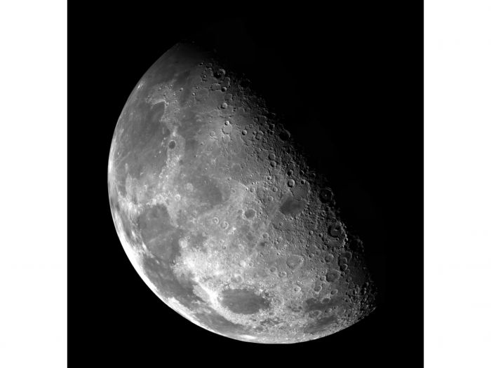 Penampakan salah satu sisi bulan. 